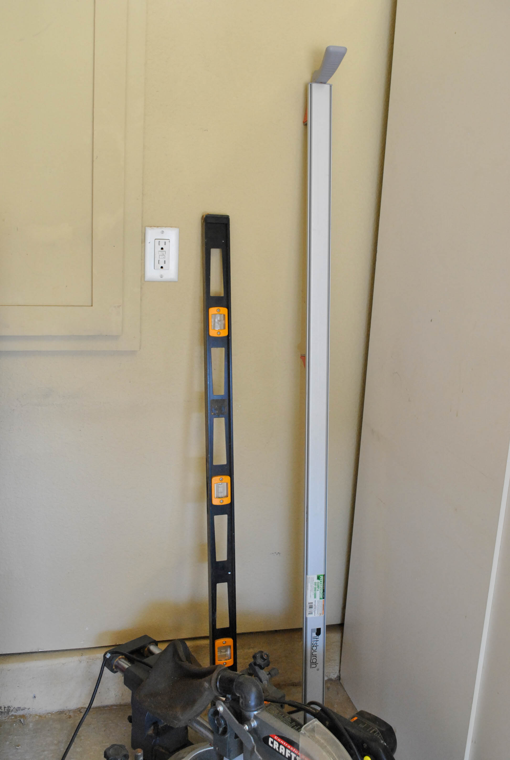 Craftsman Contractor Series Compound Miter Saw, Level and Clamp EBTH