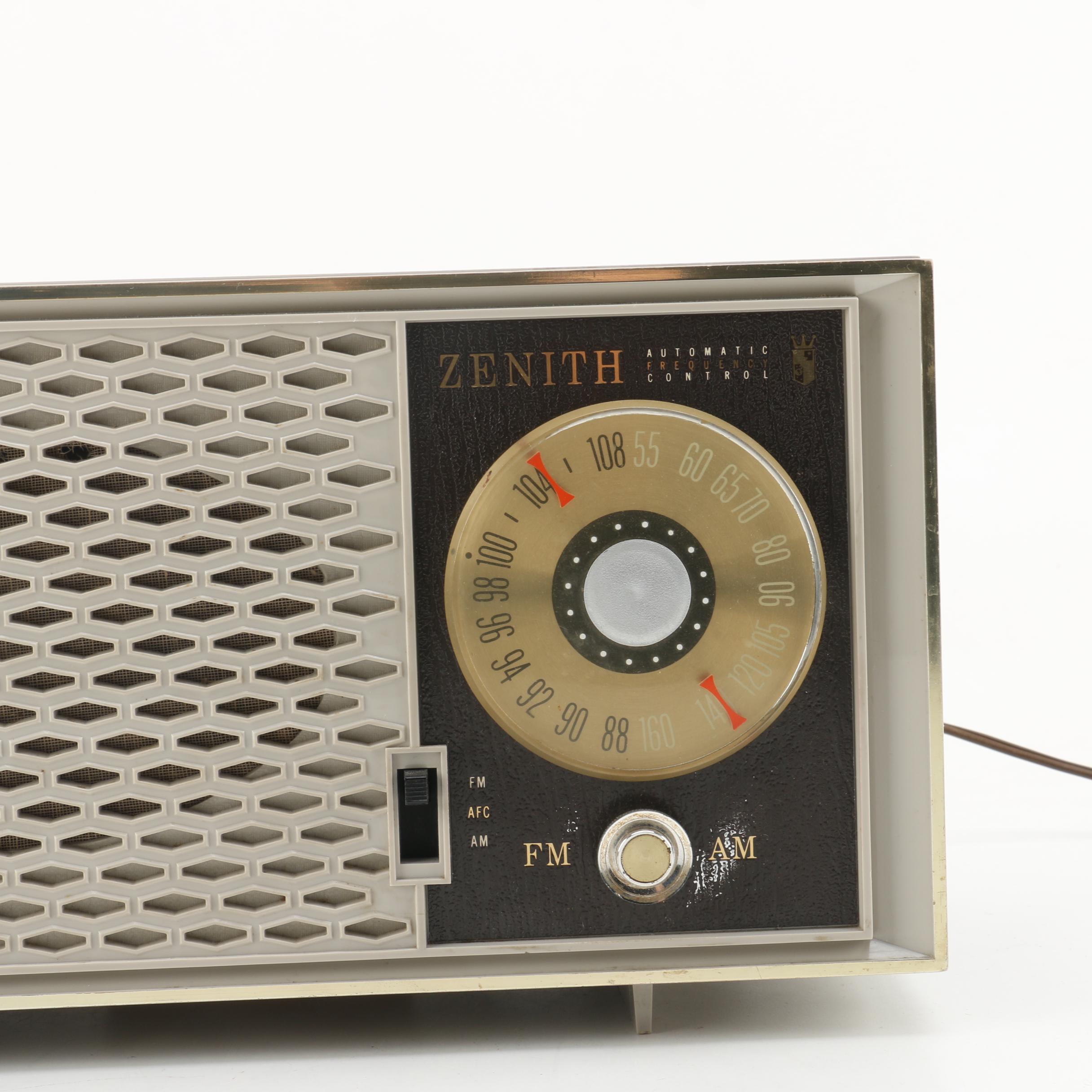 Vintage Zenith AM/FM Tube Radio | EBTH