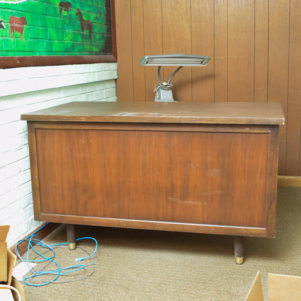 Mid Century Modern Kneehole Desk By Indiana Desk Company Ebth