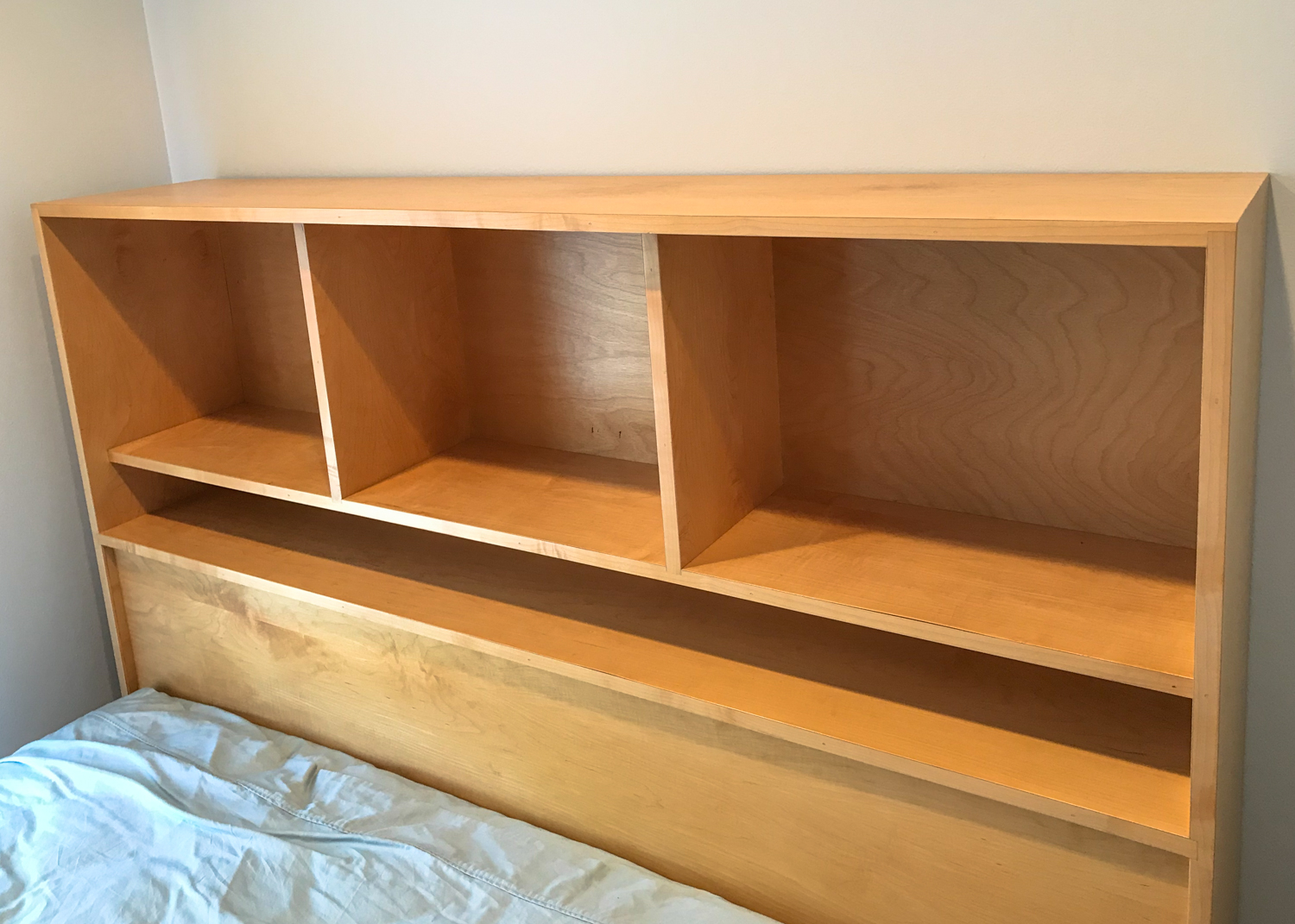 HeywoodWakefield Queen Size Platform Bed with Storage Headboard EBTH