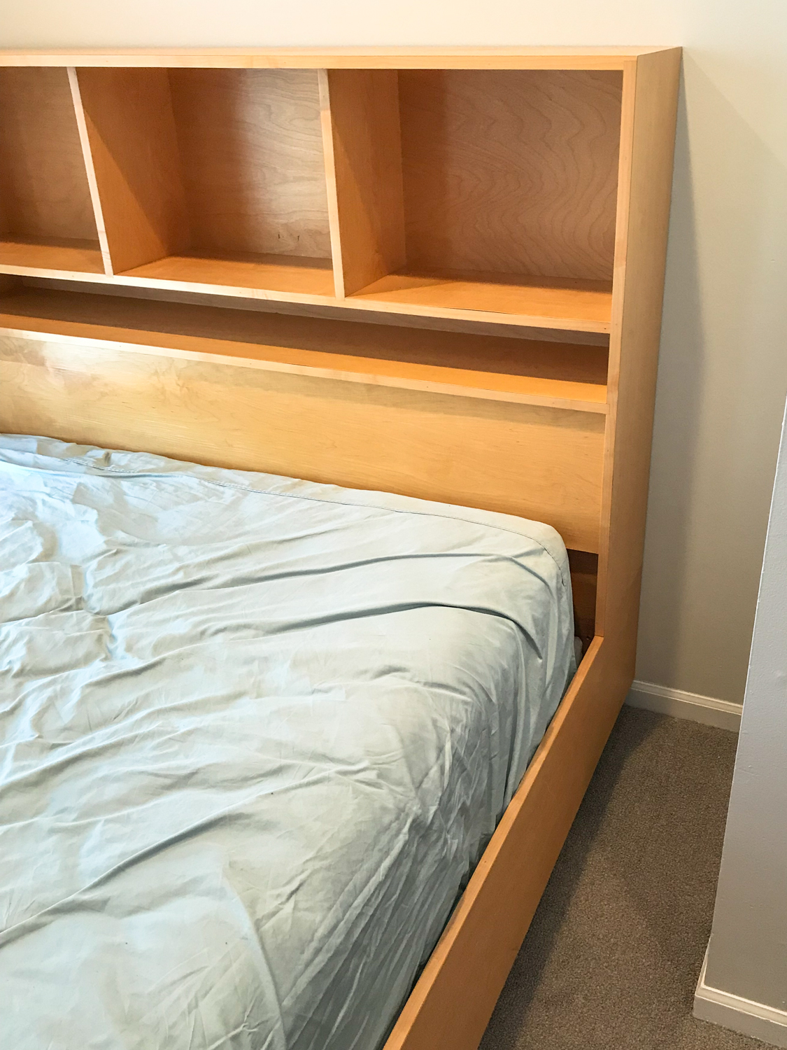 HeywoodWakefield Queen Size Platform Bed with Storage Headboard EBTH