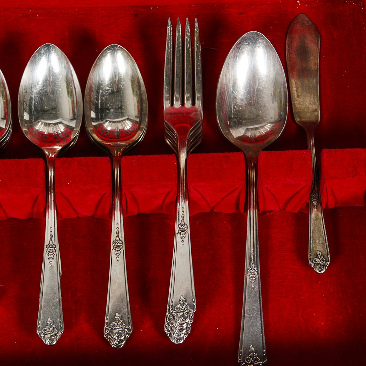 Oneida Community Tudor Plate "Sweet Briar" Silver Plate Flatware Set EBTH
