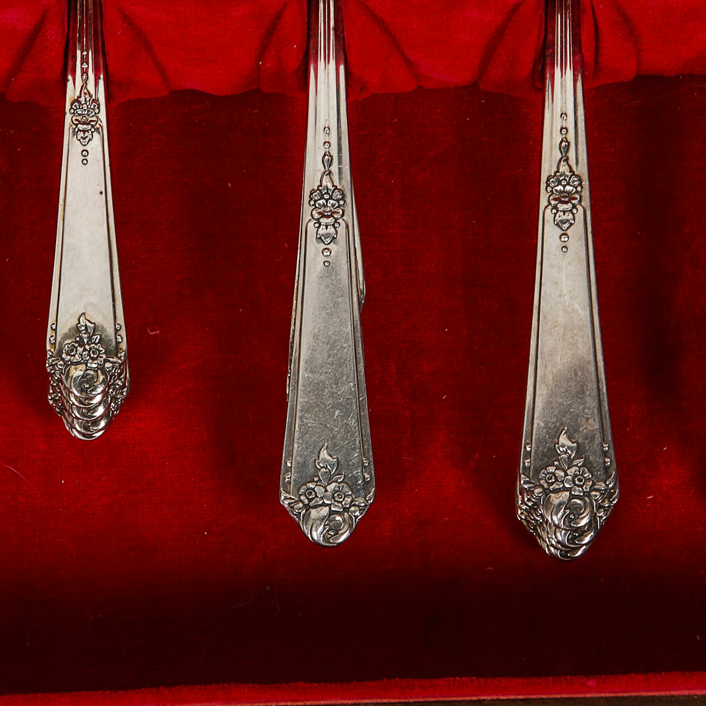 Oneida Community Tudor Plate "Sweet Briar" Silver Plate Flatware Set EBTH