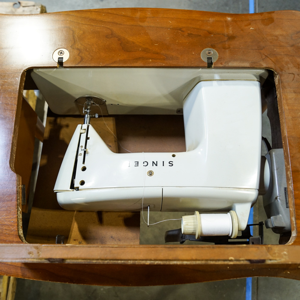 Vintage Singer Model 600 Sewing Machine with Oak Table EBTH