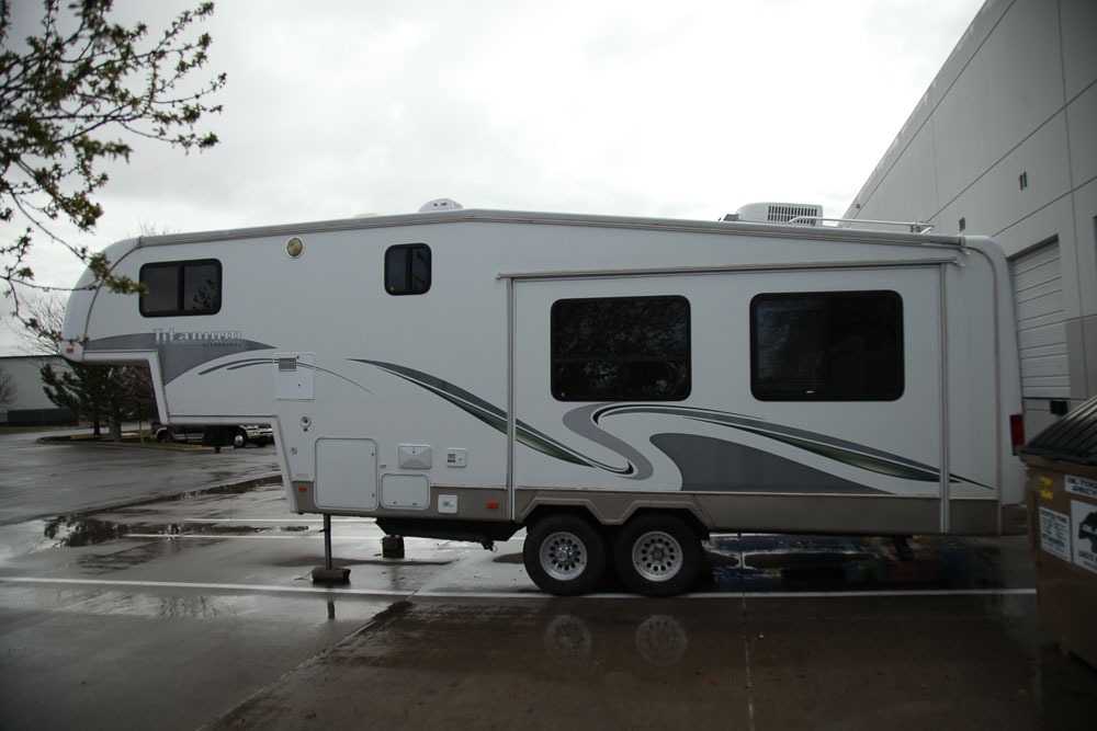 2004 Glendale Titanium 28E33SB Fifth Wheel Travel Trailer | EBTH