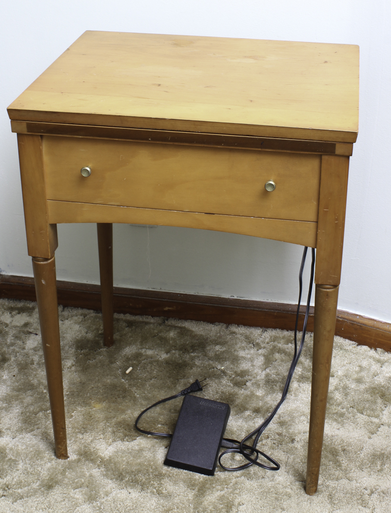 Singer Model 4832C Sewing Machine with Wooden Sewing Table EBTH