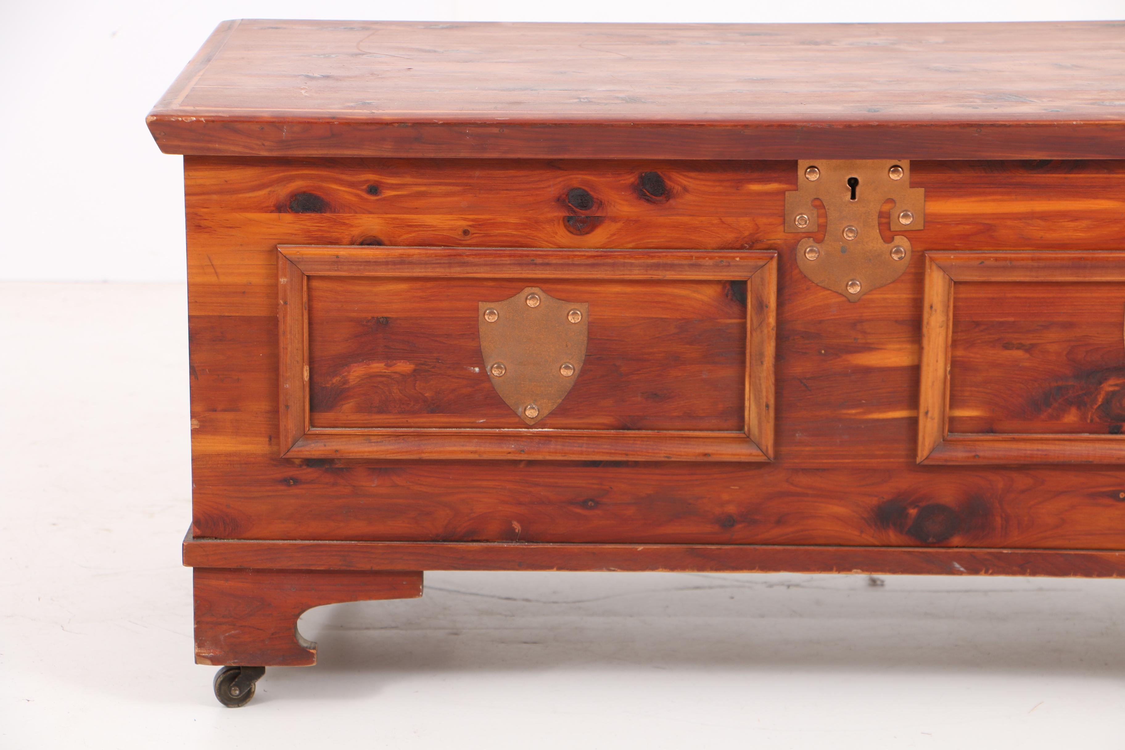 Vintage Roos Cedar Chest EBTH
