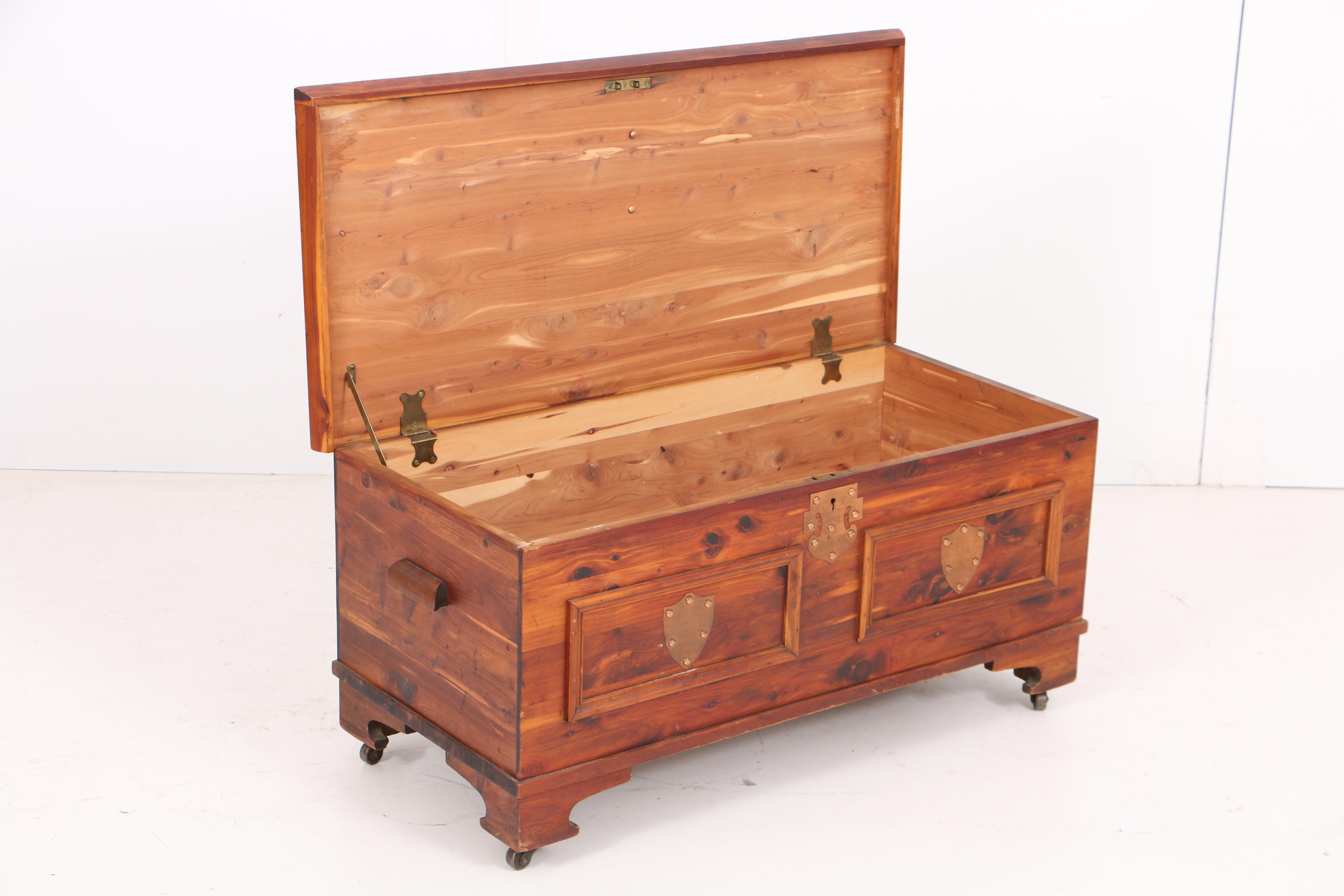 Vintage Roos Cedar Chest EBTH