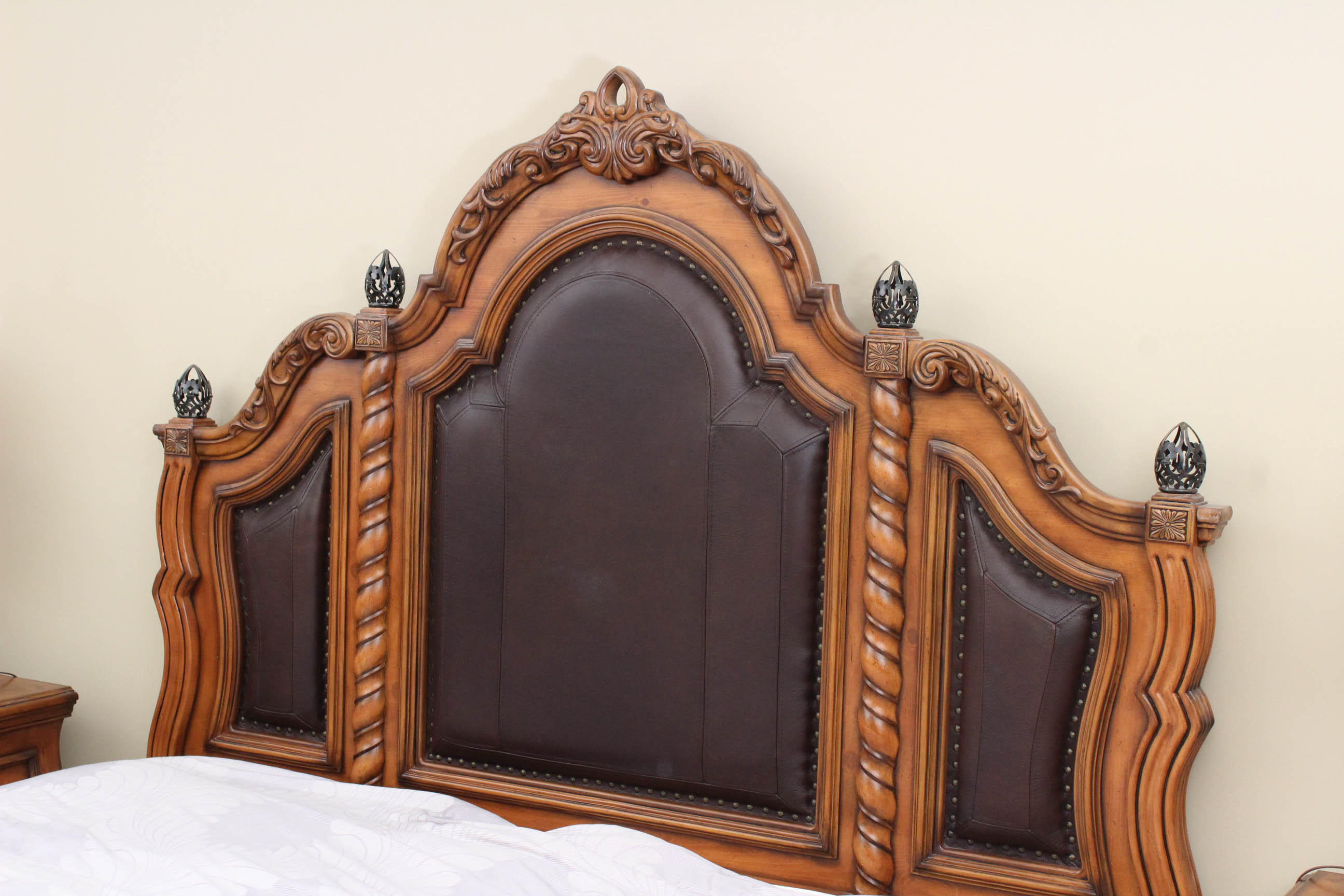Havertys King Size Bed Frame EBTH