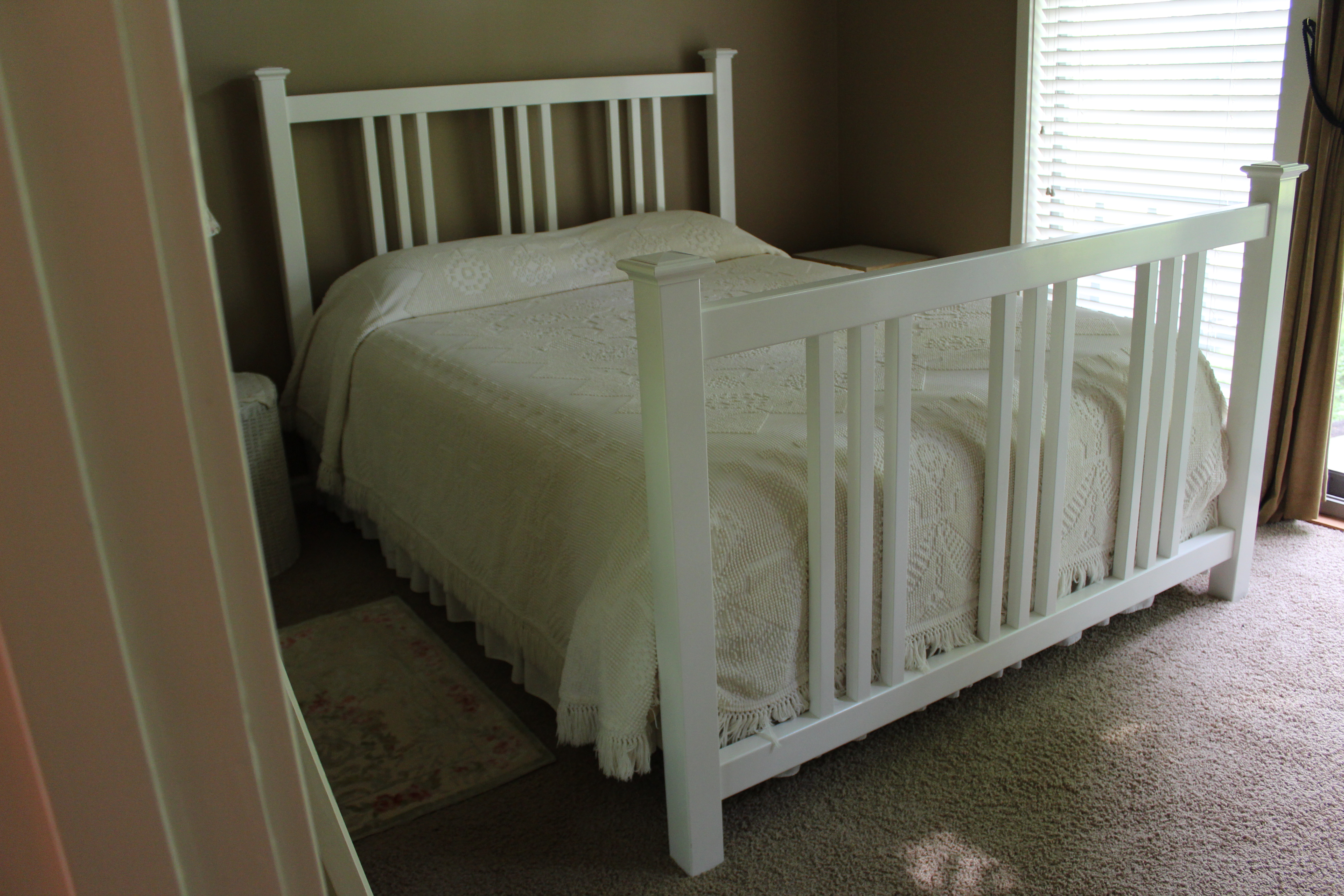 Mission Style Queen Bed | EBTH