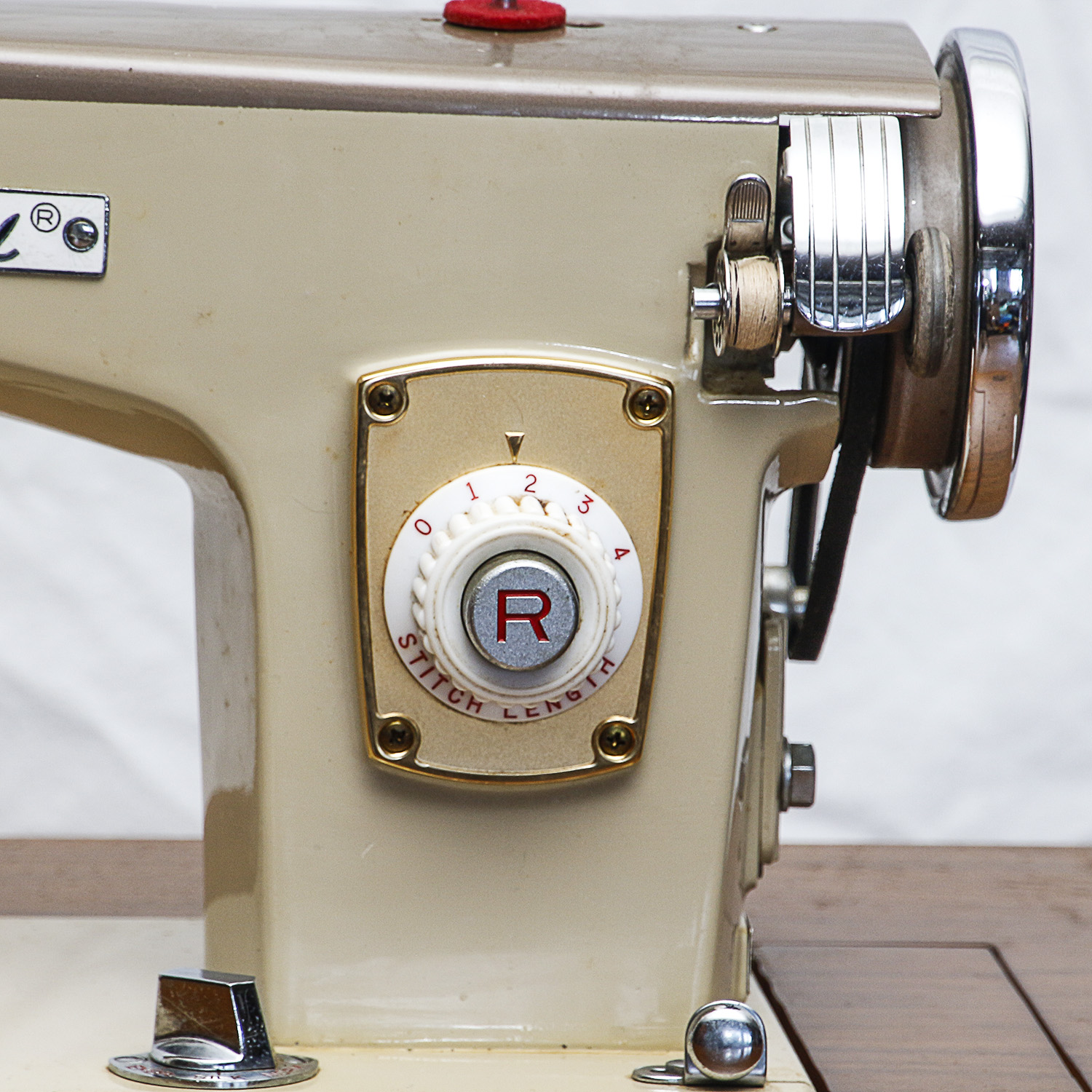 Vintage Fleetwood "De Luxe" Sewing Machine and Table EBTH