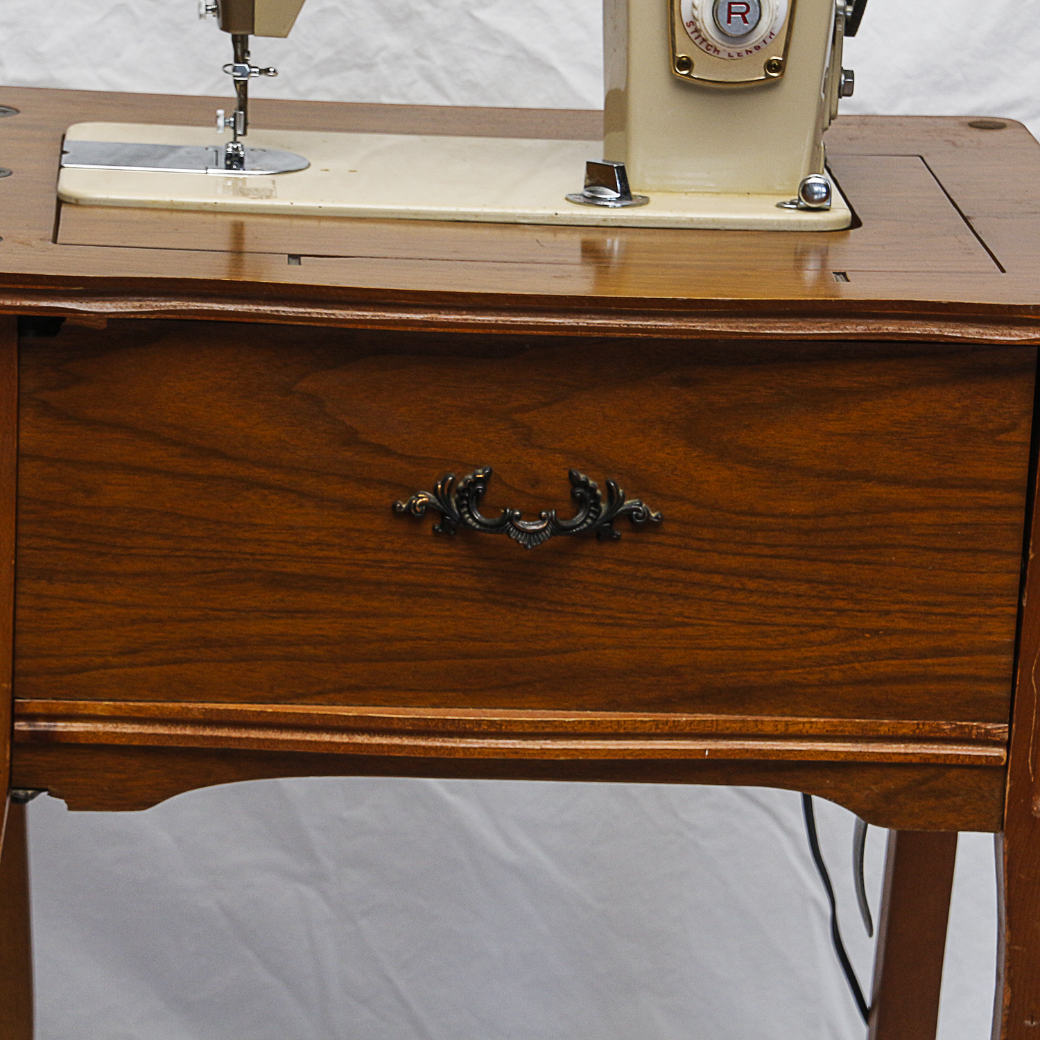 Vintage Fleetwood "De Luxe" Sewing Machine and Table EBTH