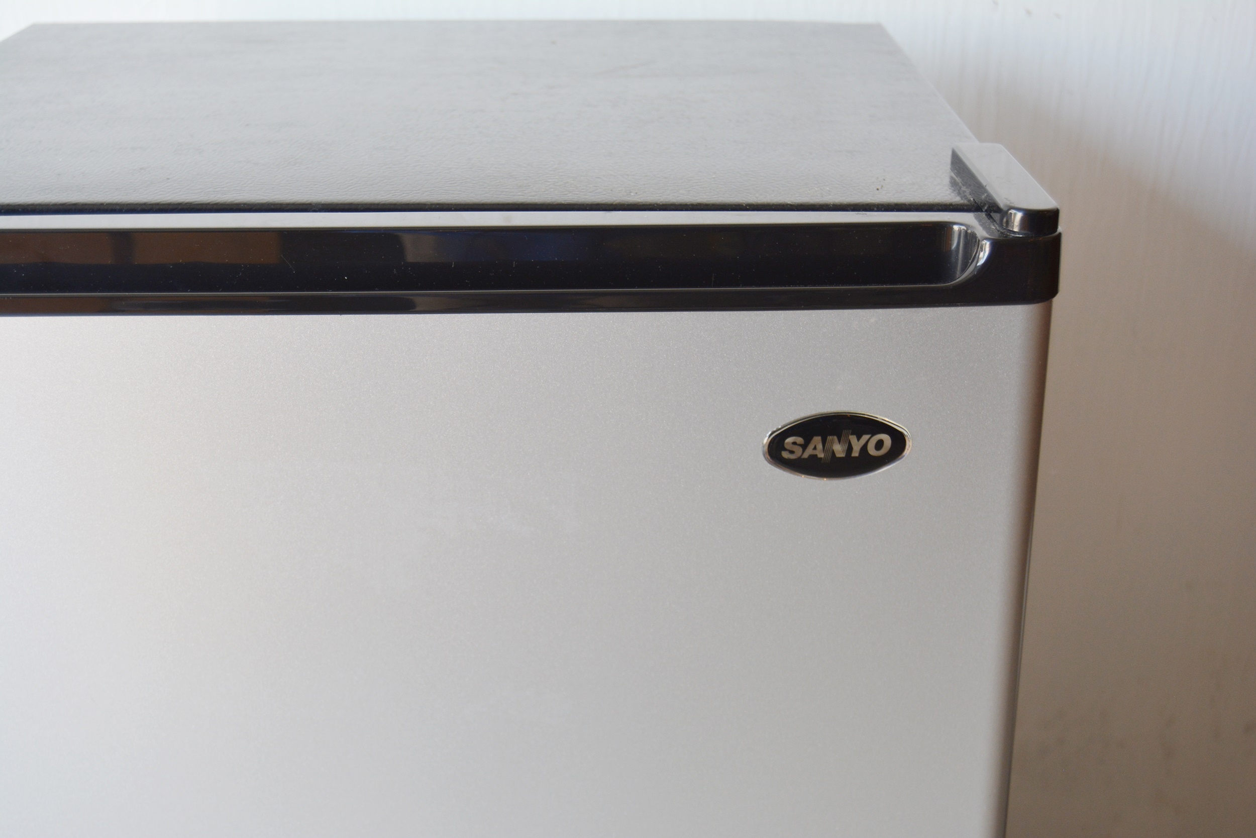 Sanyo Mini Refrigerator Model SR3720 EBTH