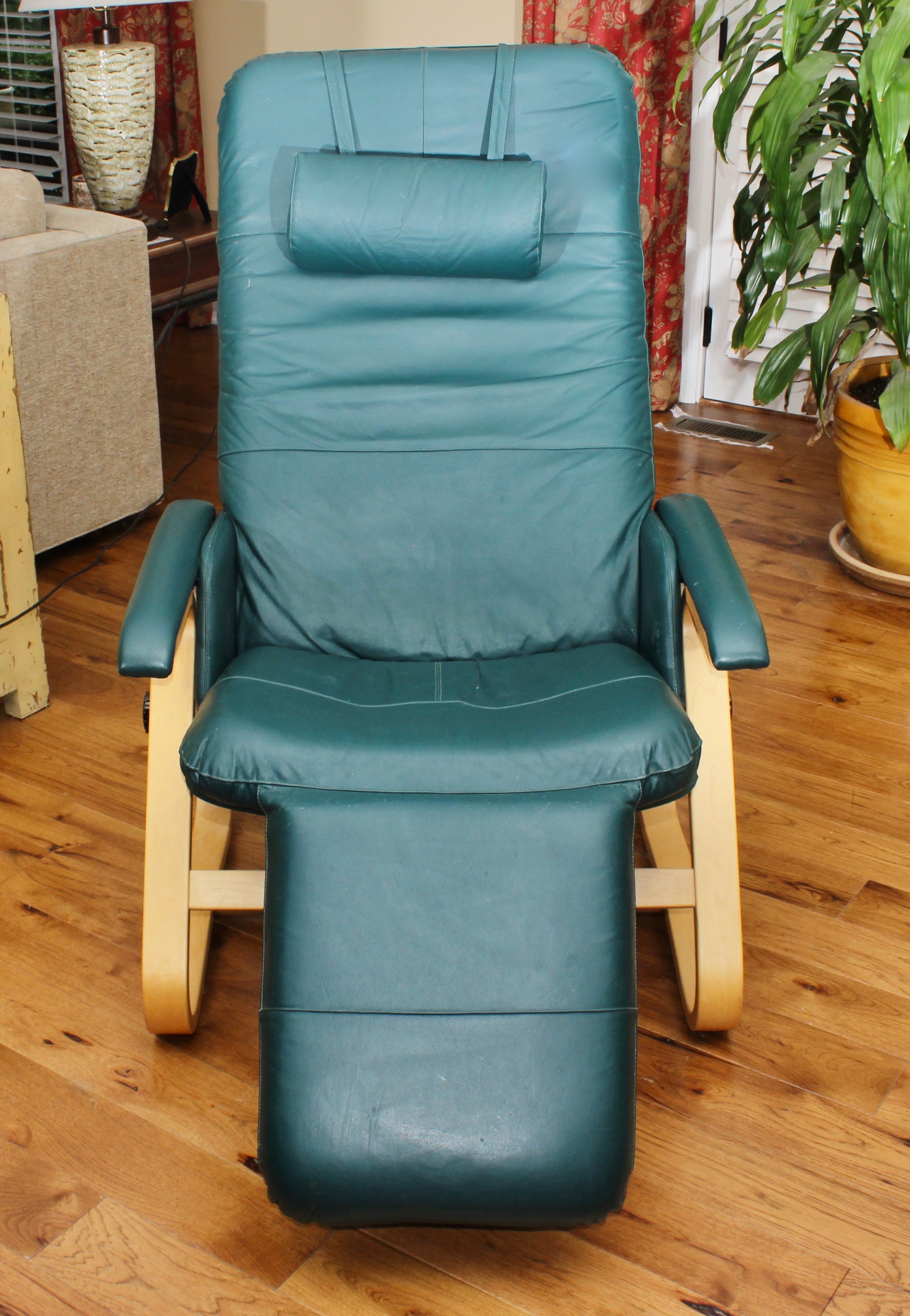 "Backsaver" Zero Gravity Green Leather Recliner | EBTH