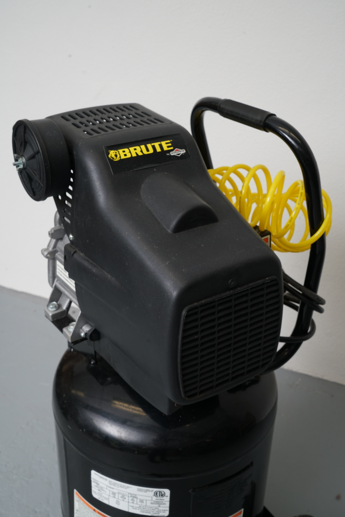 Brute by Briggs & Stratton 10 Gallon Vertical Air Compressor EBTH