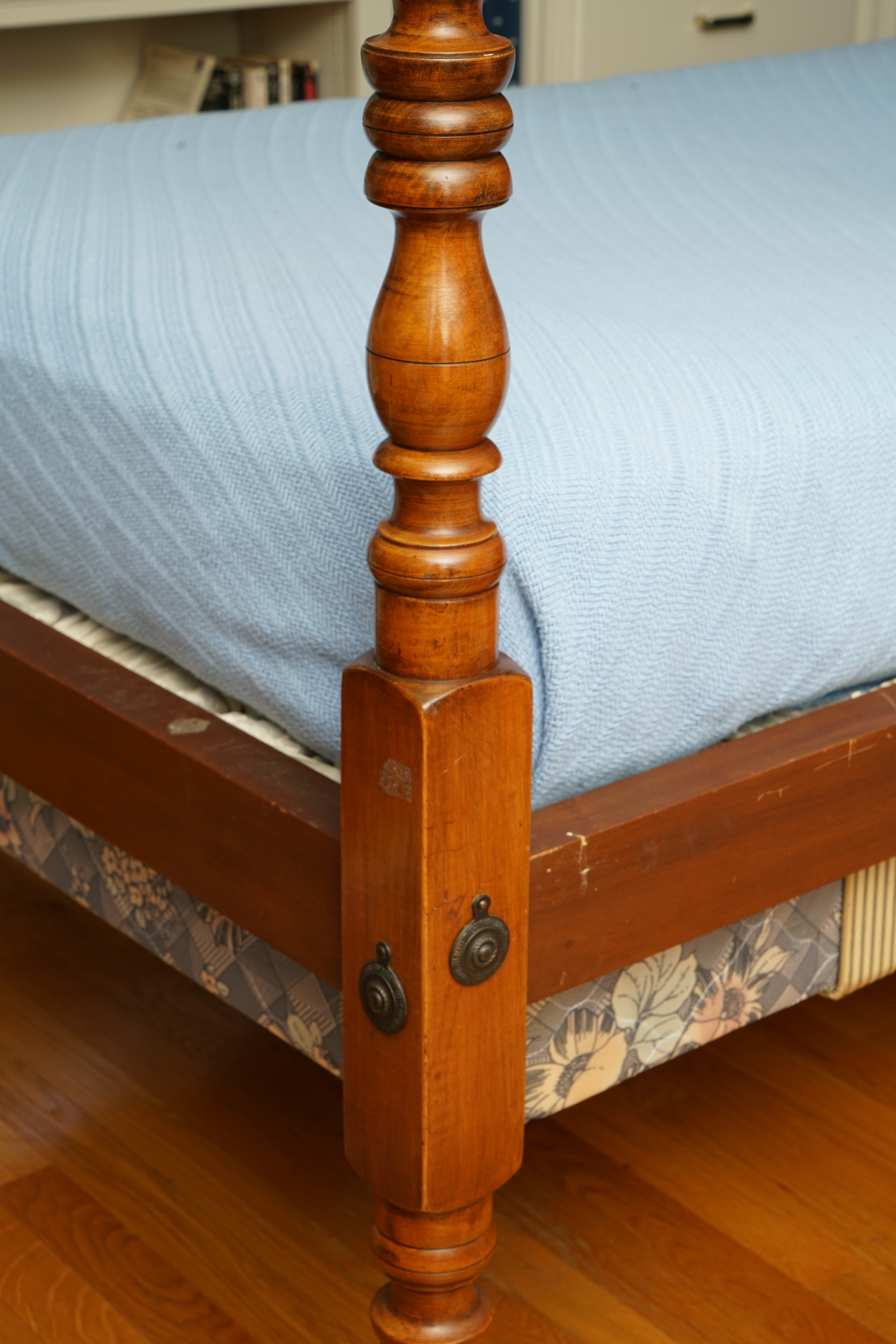 Pineapple Finial Four Poster Twin Bed Frame Pair EBTH