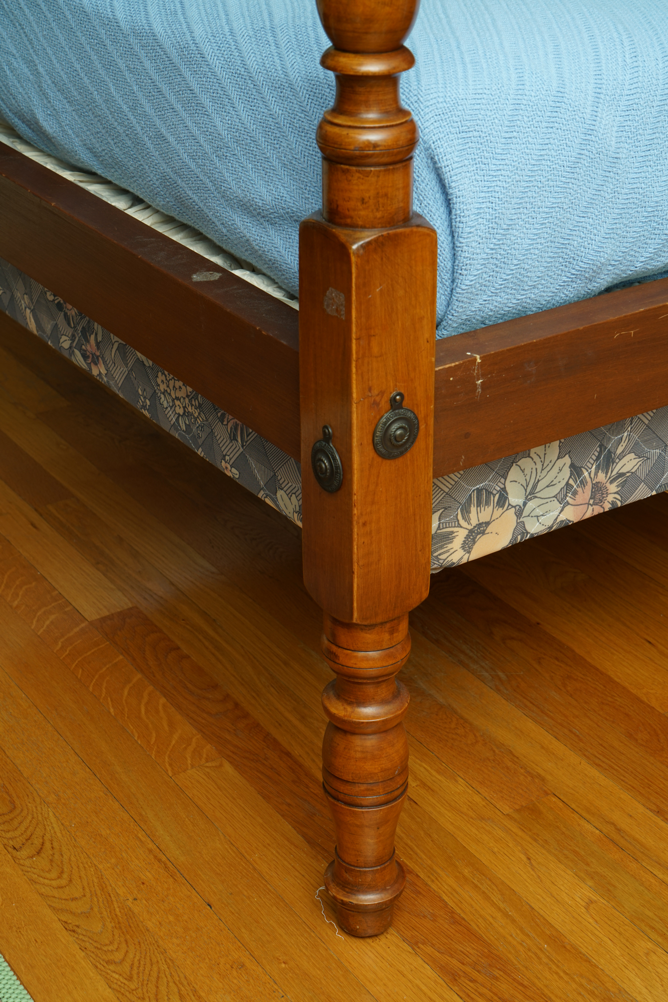 Pineapple Finial Four Poster Twin Bed Frame Pair EBTH