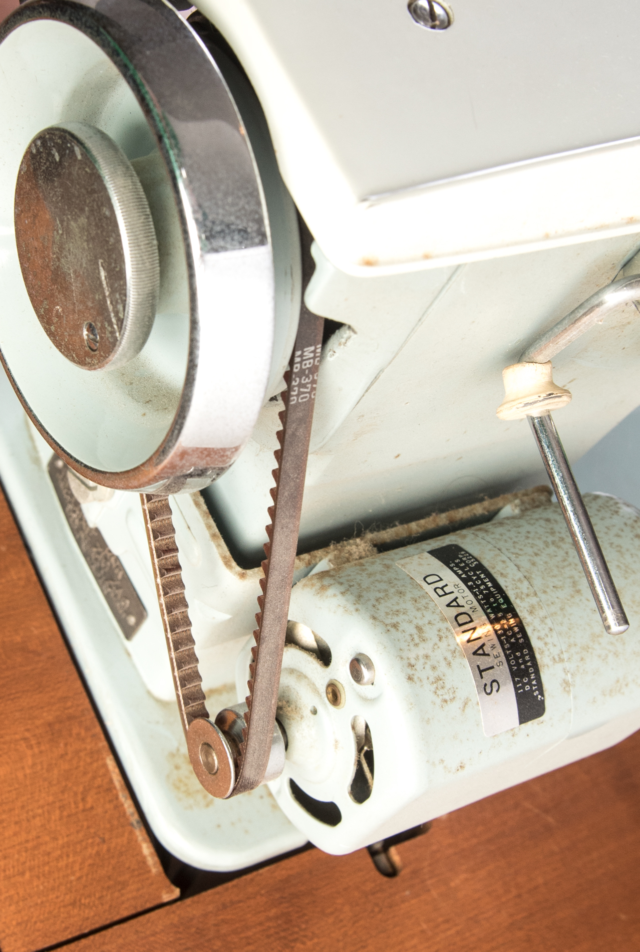 Vintage Good Housekeeper Sewing Machine In a French Provincial Style