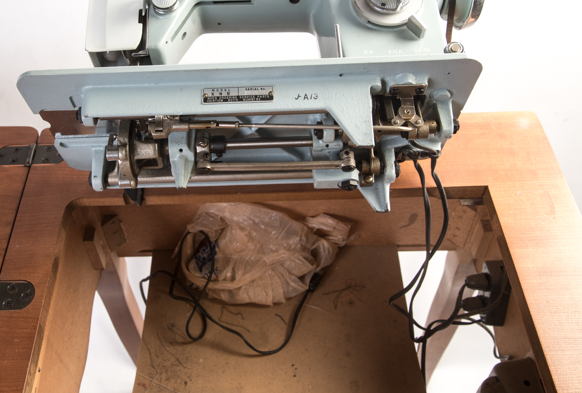 Vintage Good Housekeeper Sewing Machine In a French Provincial Style