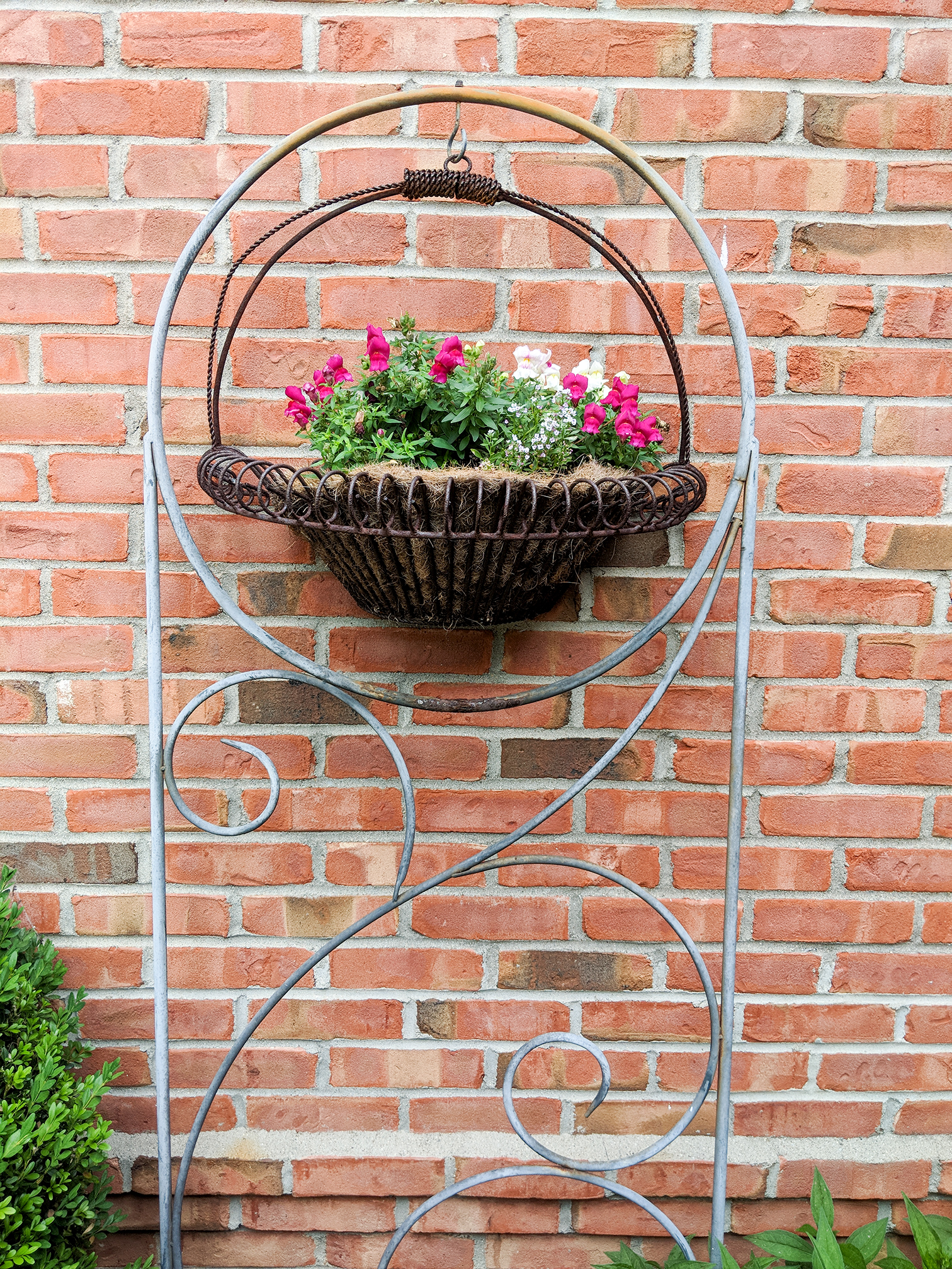 Iron Garden Trellises with Hanging Metal Planters EBTH