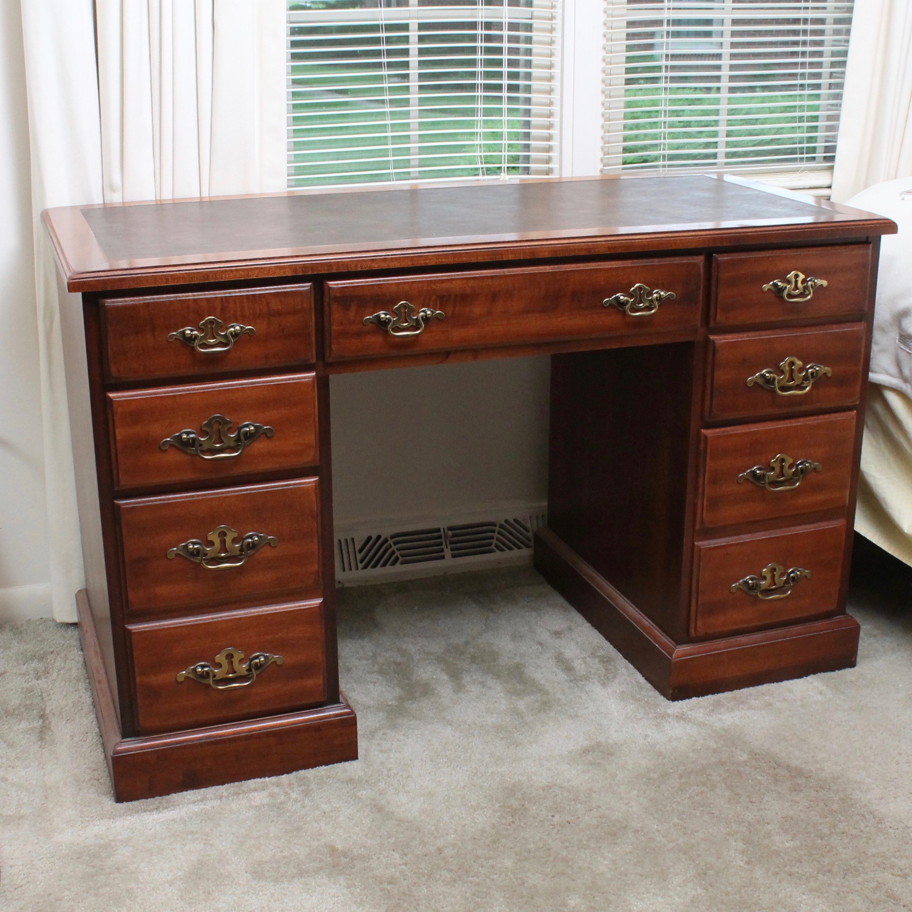 Sligh Furniture Leather Top Desk with Locking Drawers EBTH