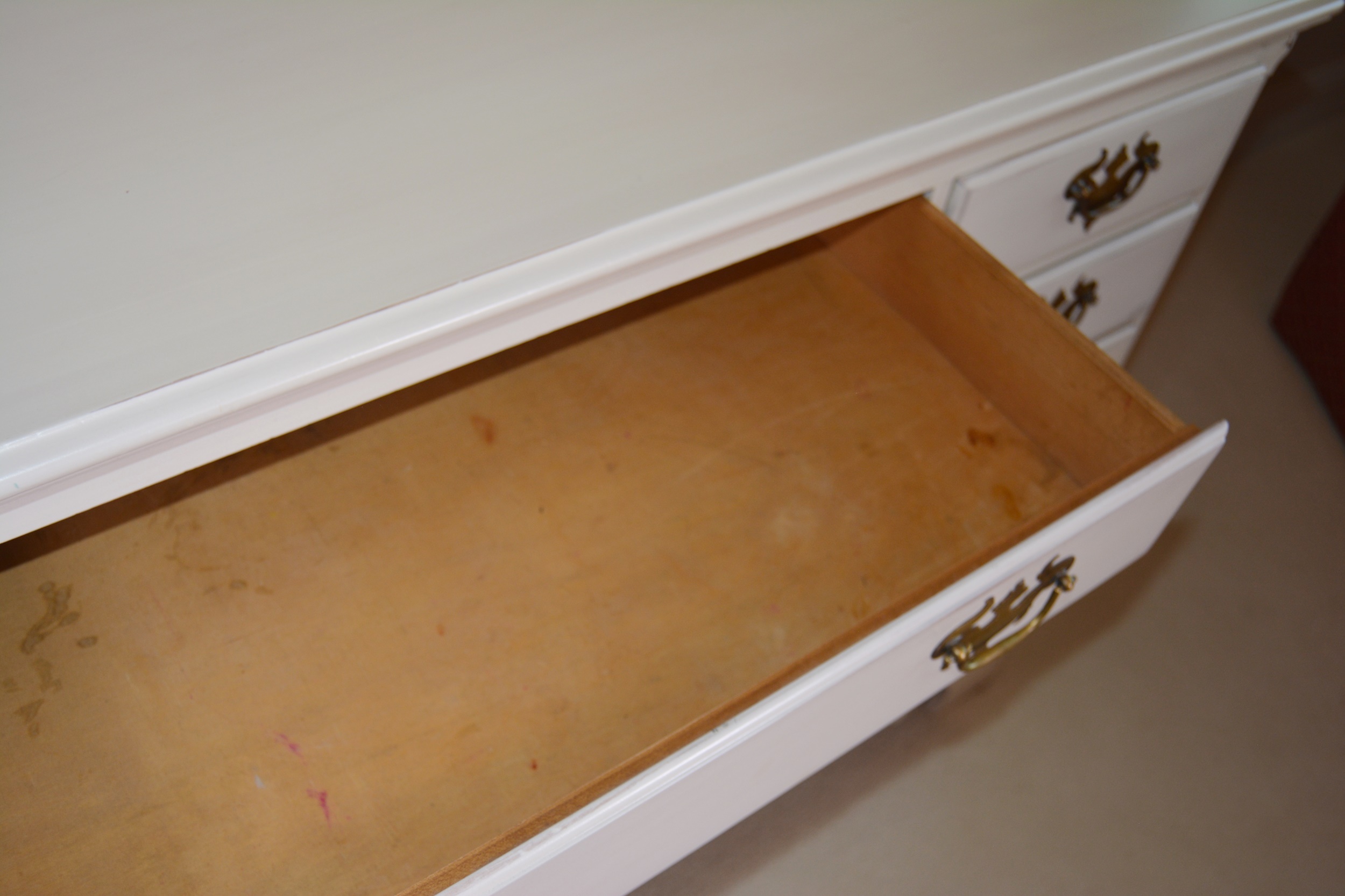 White Painted Maple "Lancaster County" Dresser by Willett Furniture EBTH