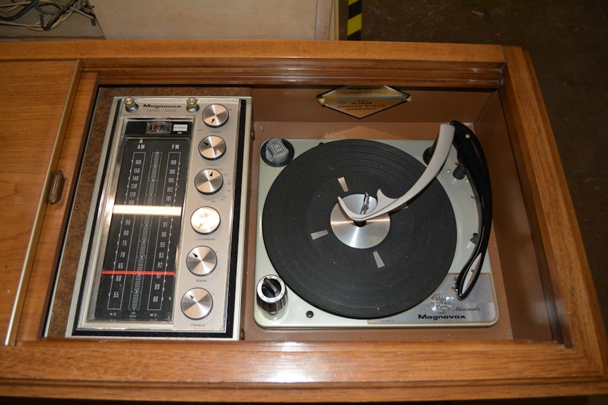 Vintage Mid-Century Magnavox Stereo Console | EBTH