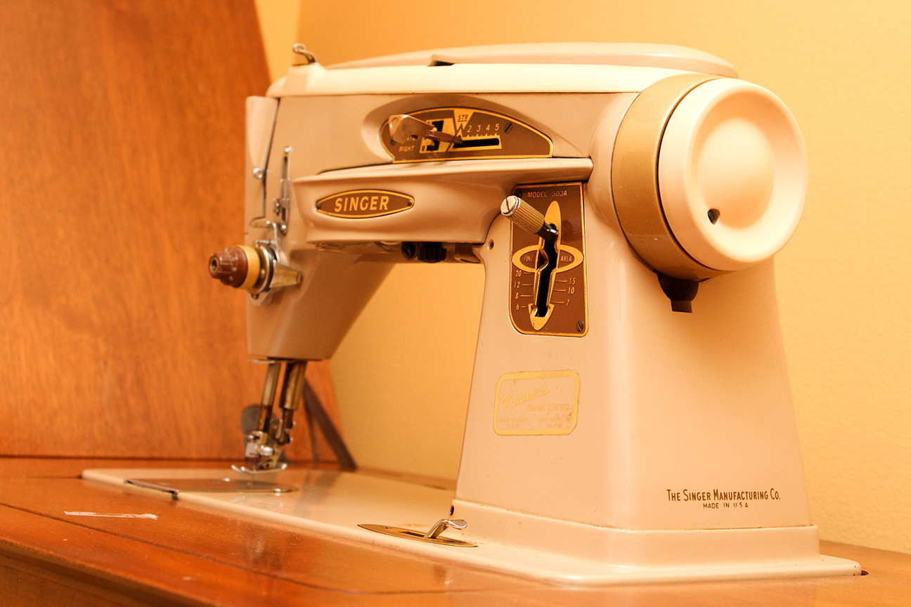 Singer Sewing Machine 503A in Mid Century EBTH