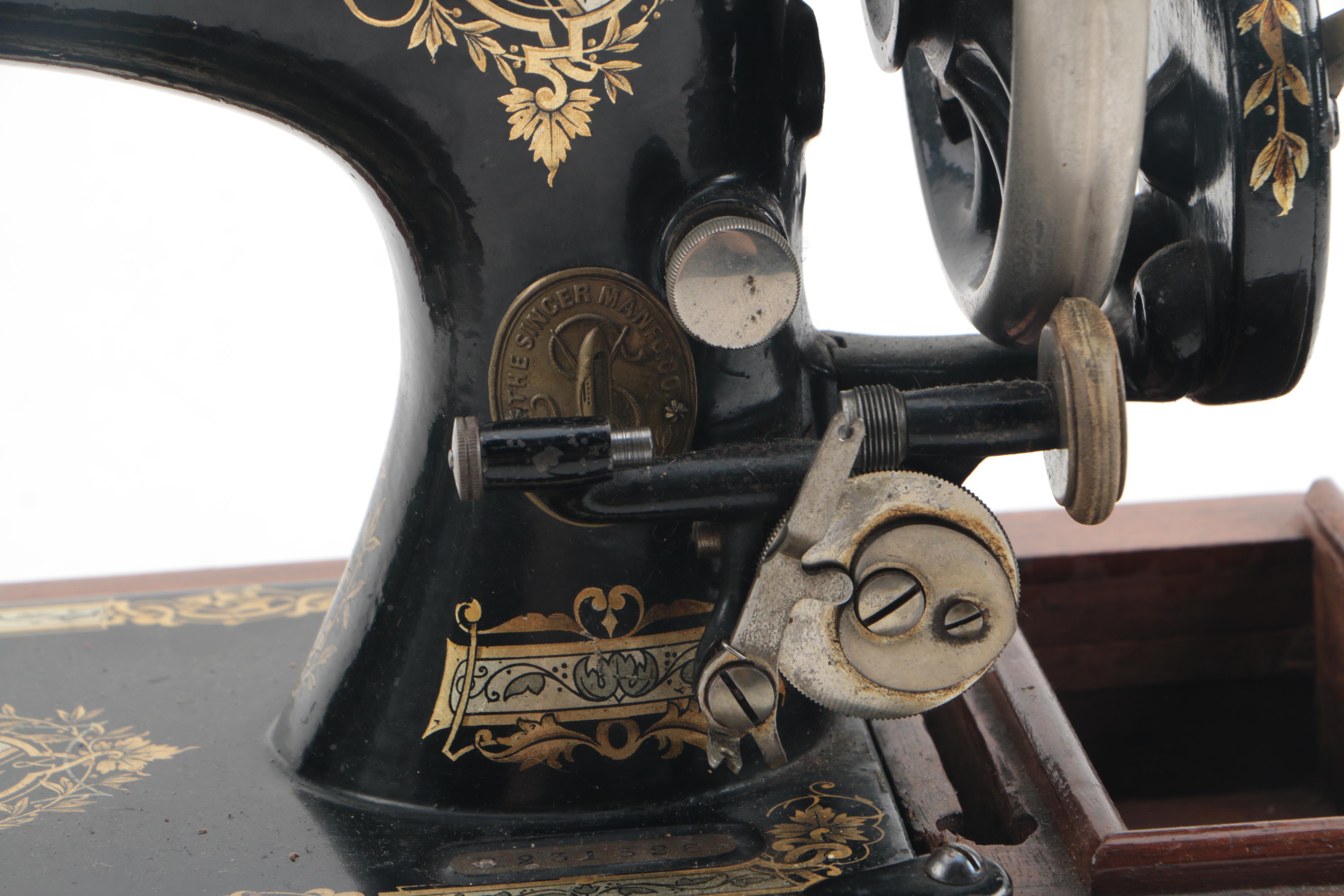 Singer Hand Crank Sewing Machine Manufactured in Great Britain EBTH