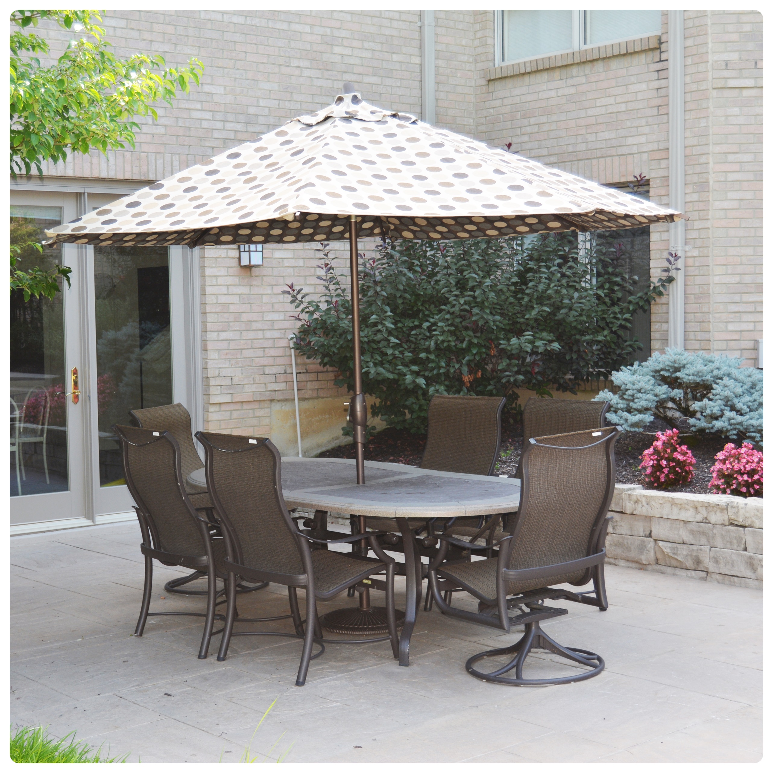 Tropitone Oval Patio Table And Chairs With Frontgate Umbrella Ebth