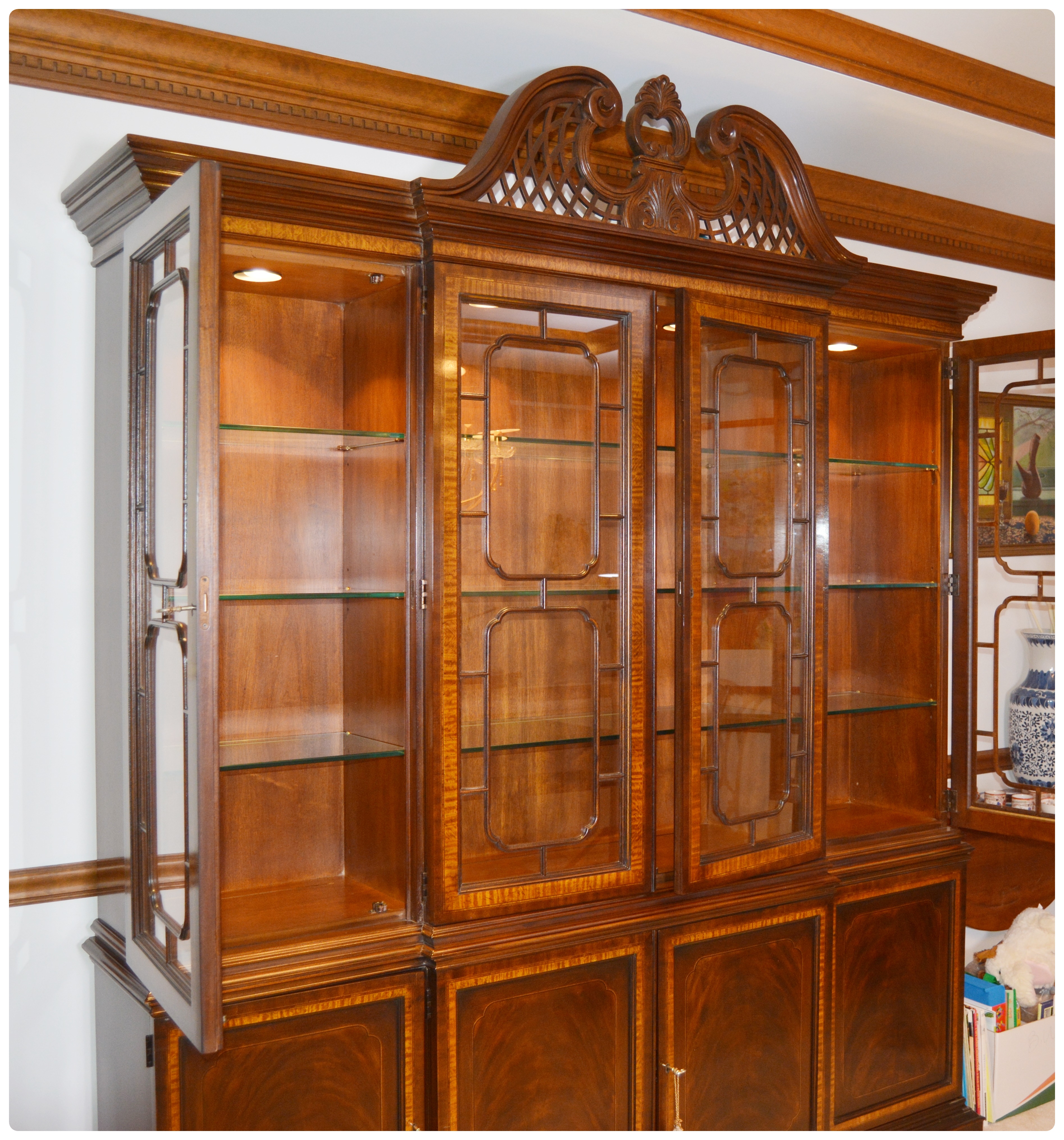 DrexelHeritage "Heirloom" Collection Breakfront China EBTH