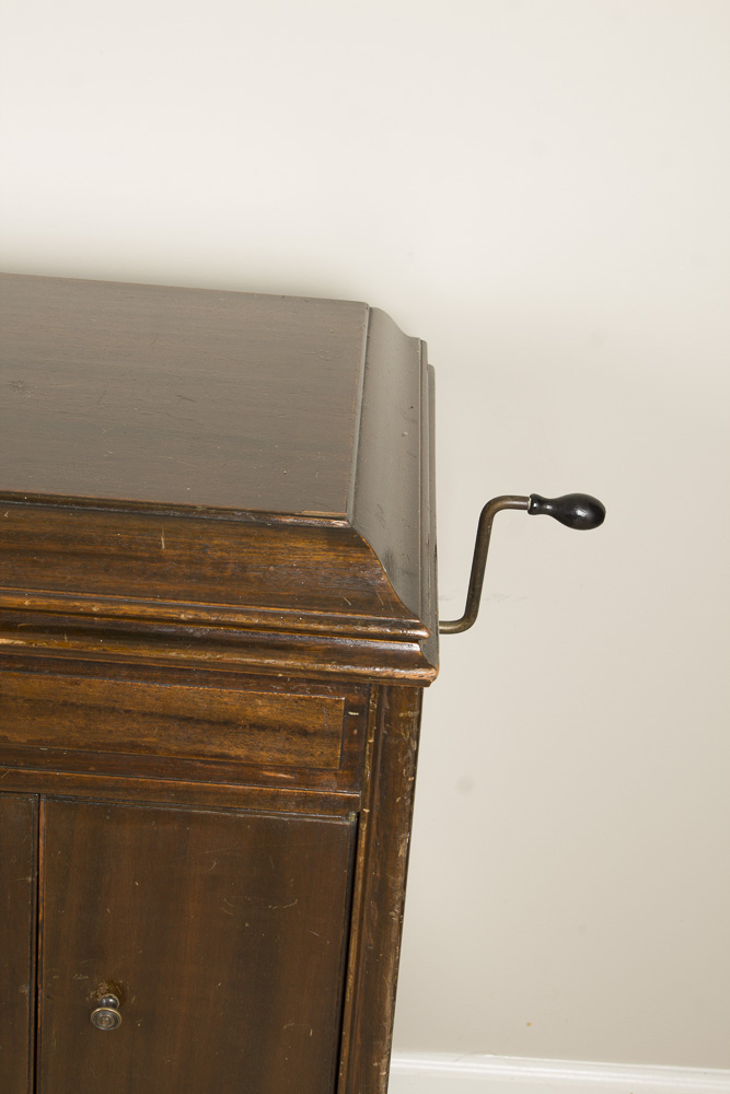 1923 HandCranked Victrola Record Player in Mahogany EBTH