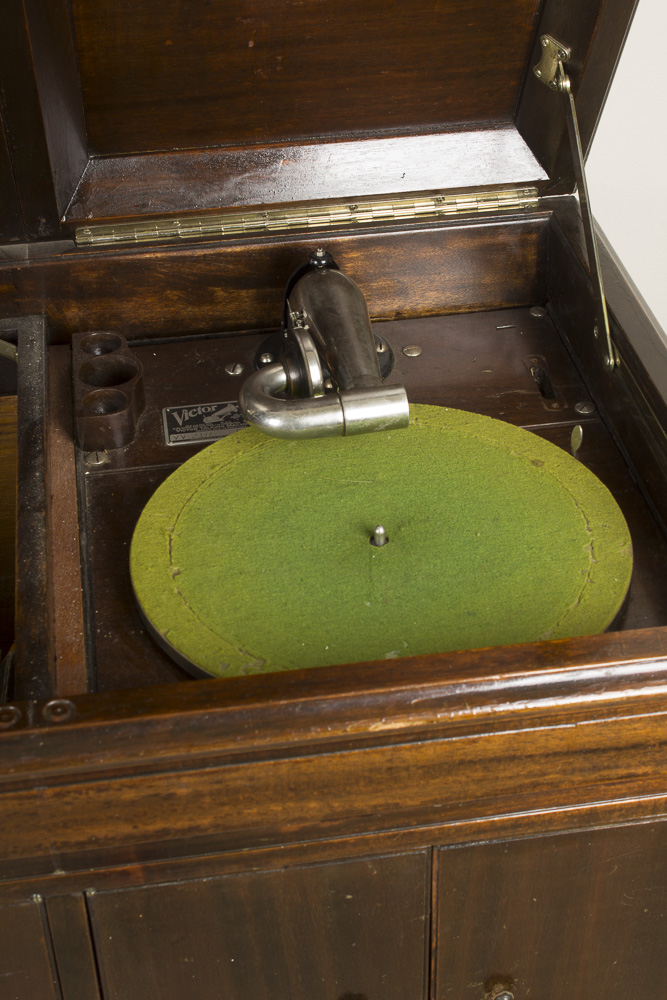 1923 HandCranked Victrola Record Player in Mahogany EBTH