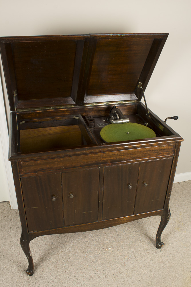1923 HandCranked Victrola Record Player in Mahogany EBTH