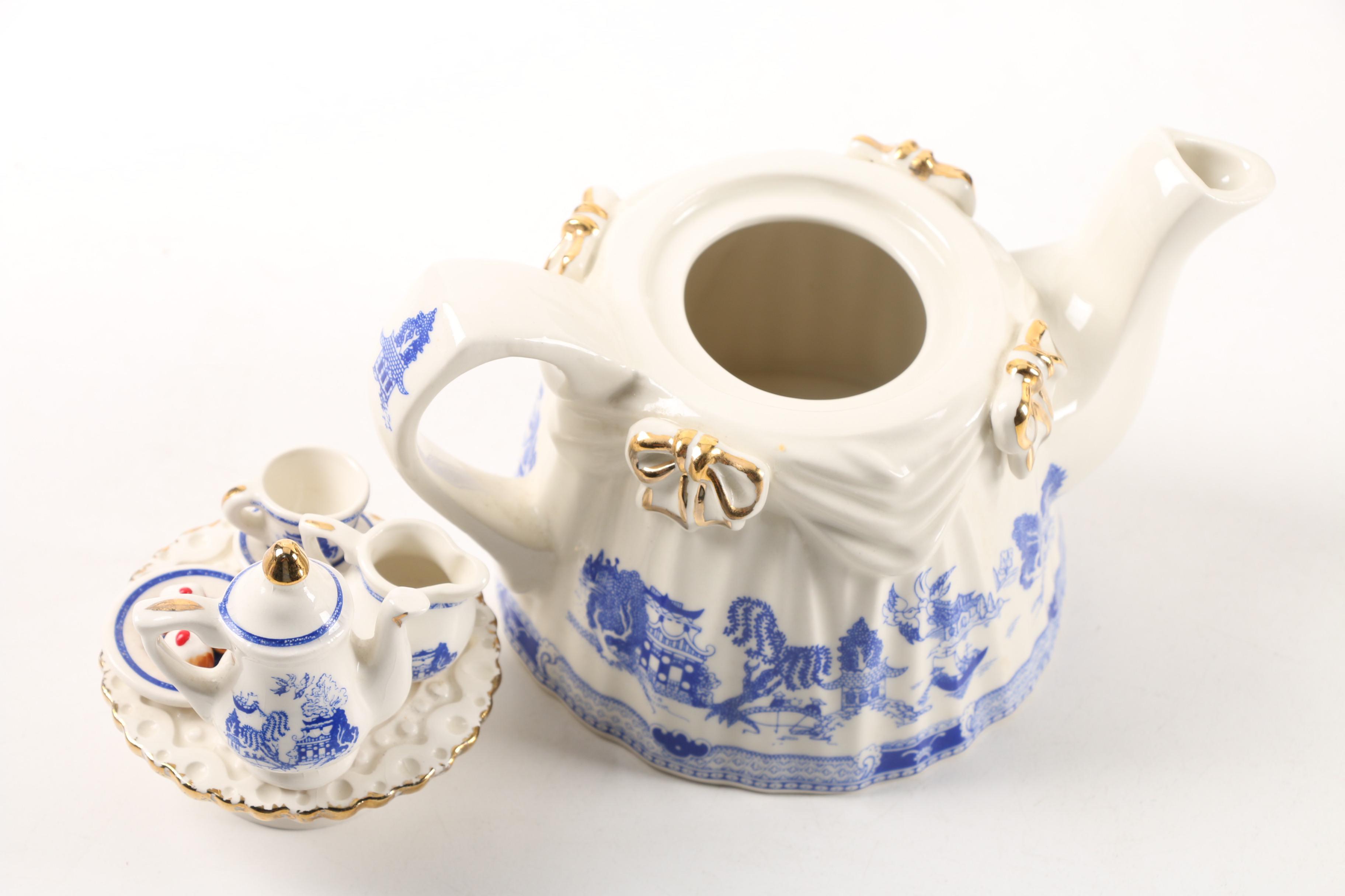 Cardew Design "Blue Willow Dresser" and Sadler "Blue Willow" Teapots EBTH