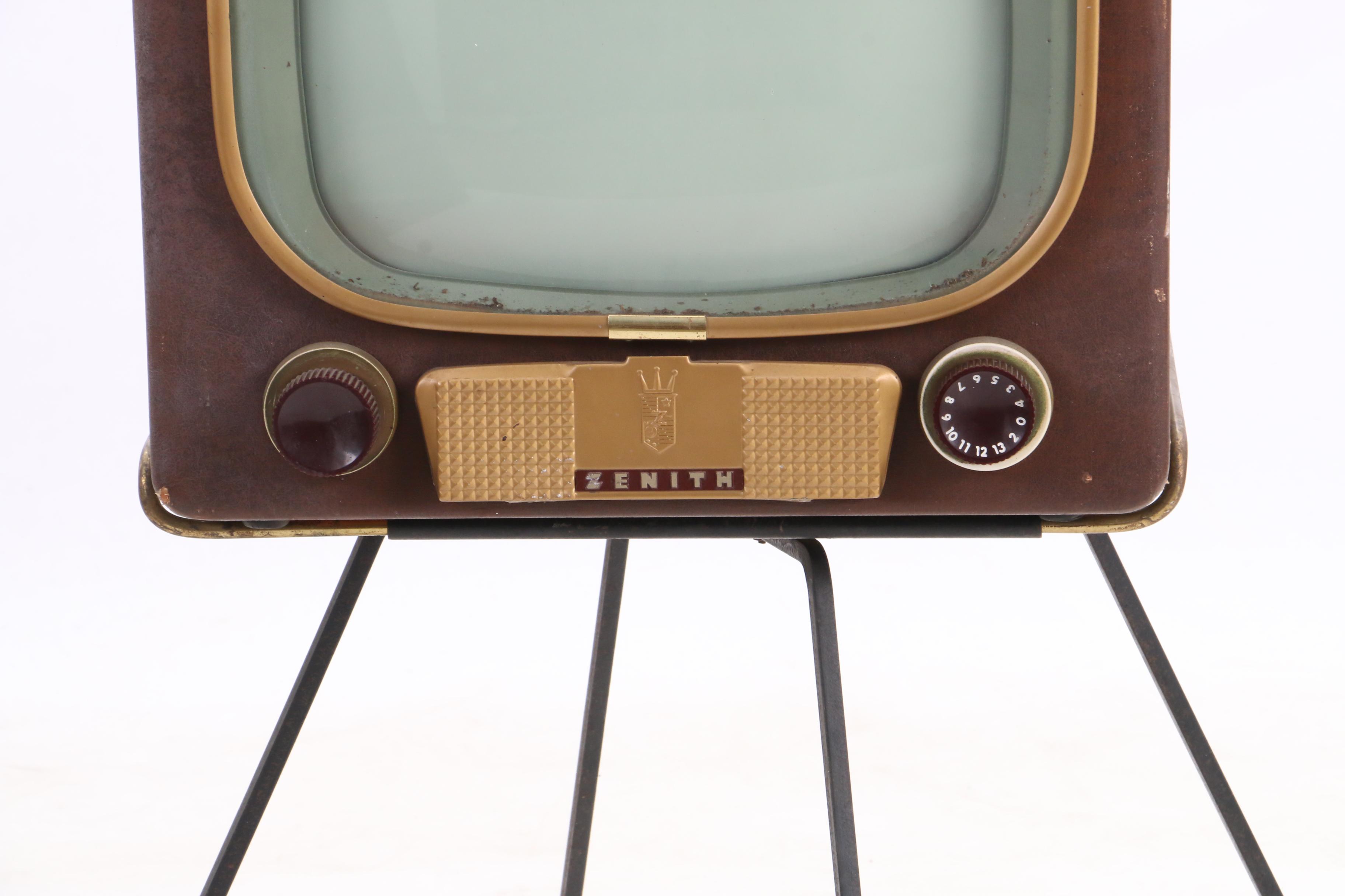 1950s Zenith Television with Bakelite Tuning Knobs EBTH