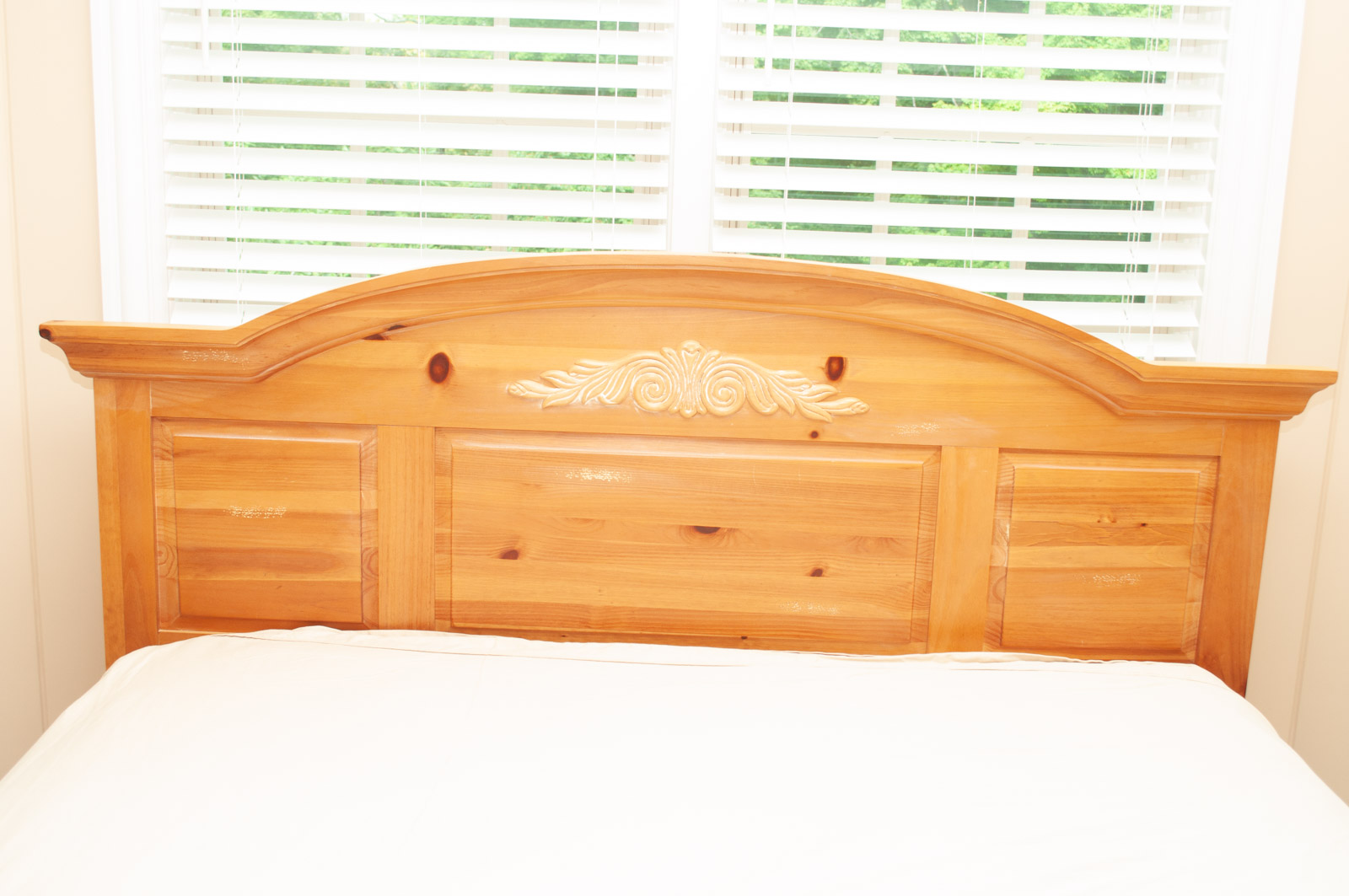 Country Style Pine Queen Broyhill Bed Frame, Late 20th Century EBTH