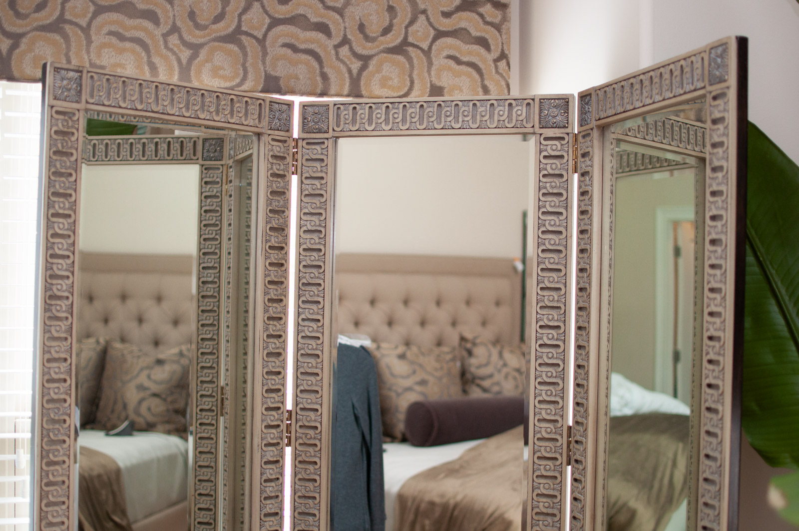 Contemporary TriFold Dressing Screen with Beveled Mirror EBTH