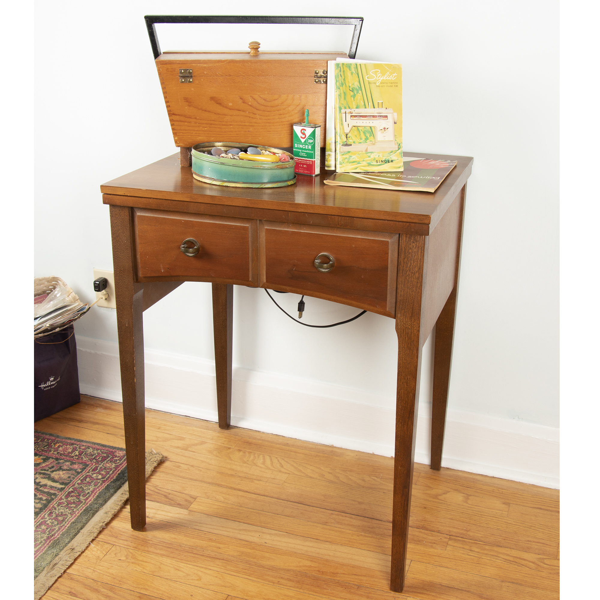 Singer Stylist 538 Sewing Machine Table with Cherry and