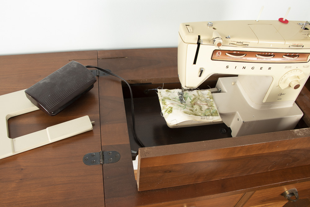 Singer Stylist 538 Sewing Machine Table with Cherry and