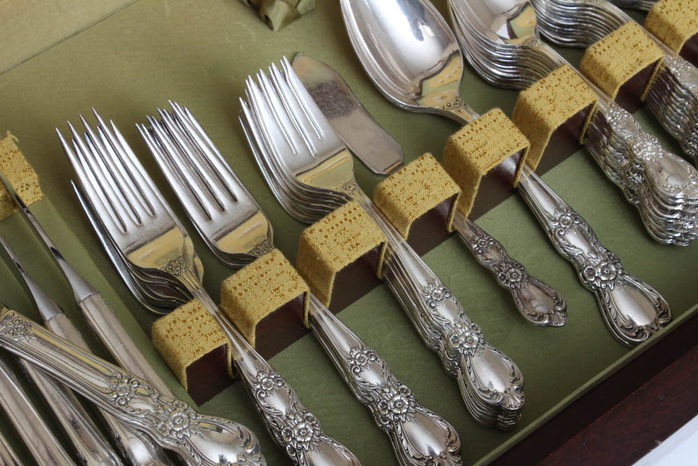 1847 Rogers Bros "Heritage" Silver Plate Flatware Set EBTH