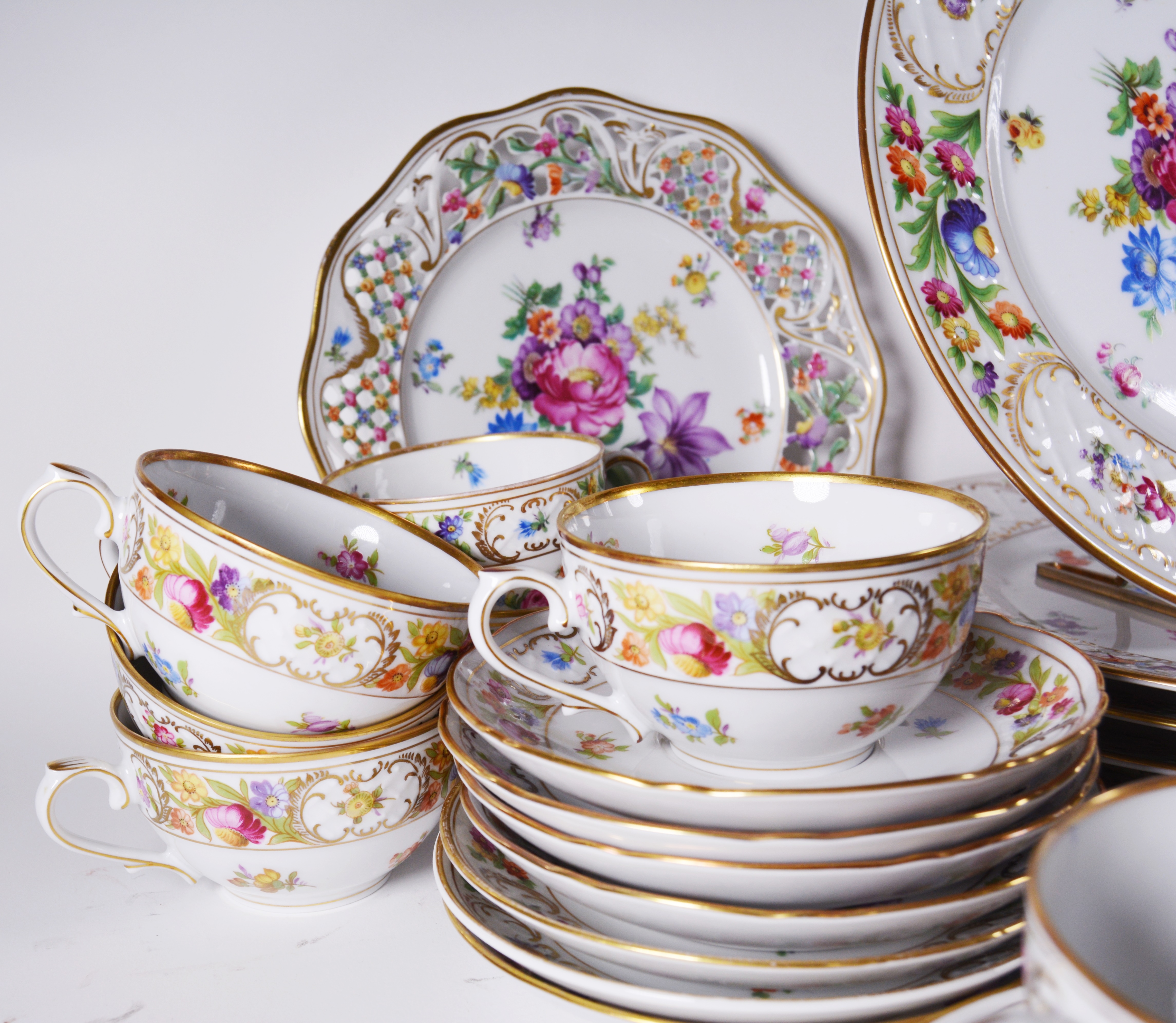 SchumannBavaria "Empress Dresden Flowers" China Dinnerware Set EBTH