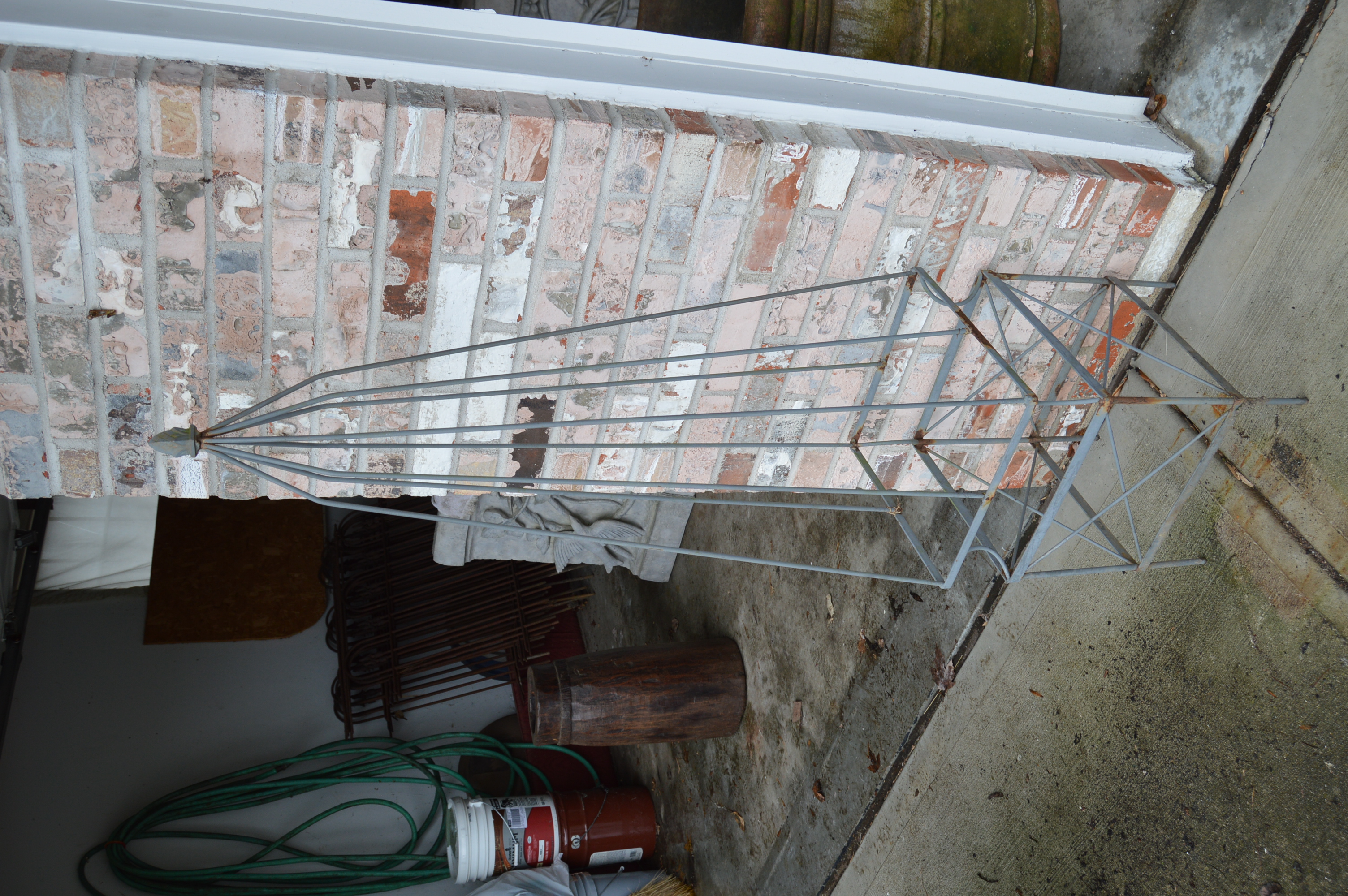 Painted Metal Garden Obelisk/Topiary | EBTH