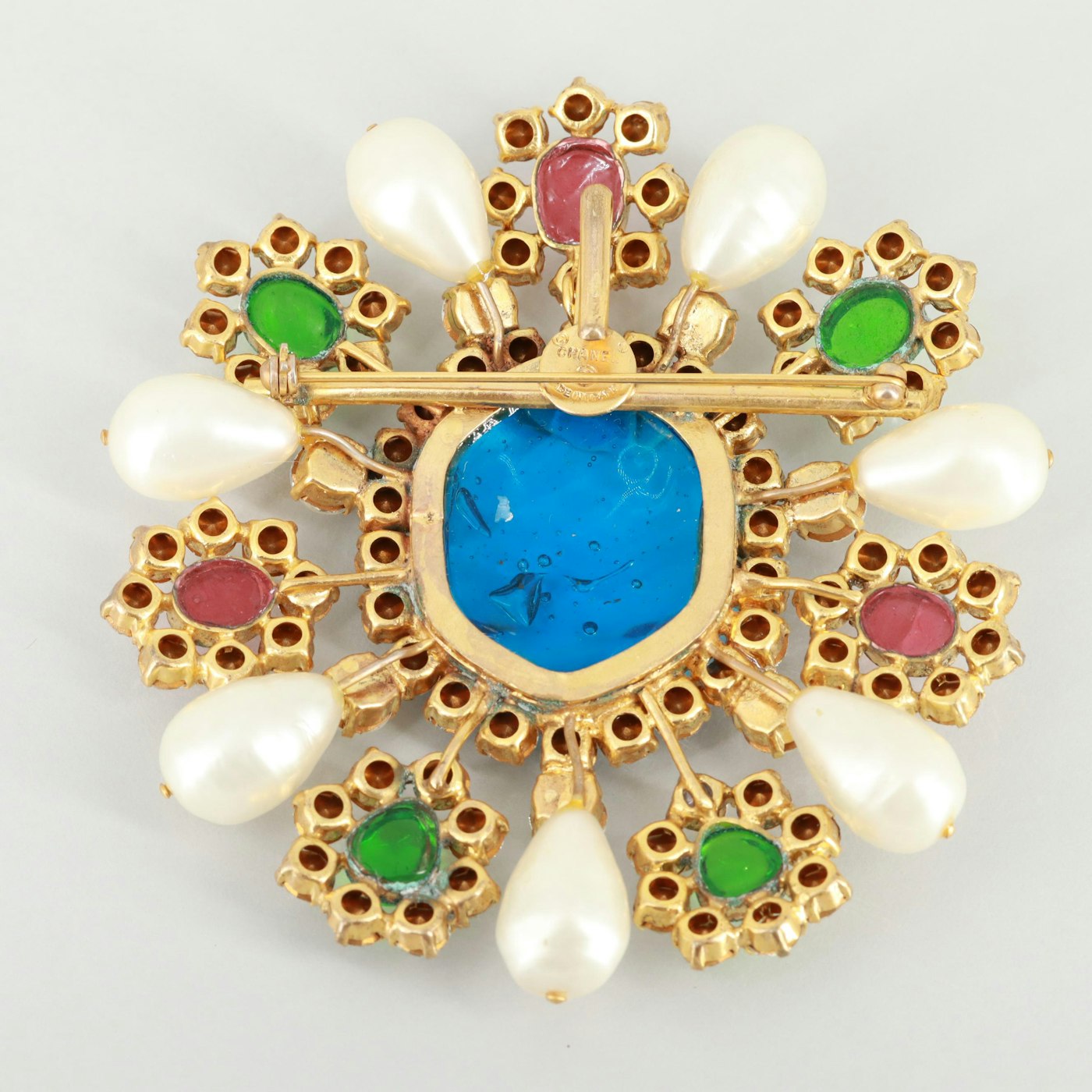 Late 1970s Chanel Gripoix Poured Glass and Imitation Pearl Brooch | EBTH