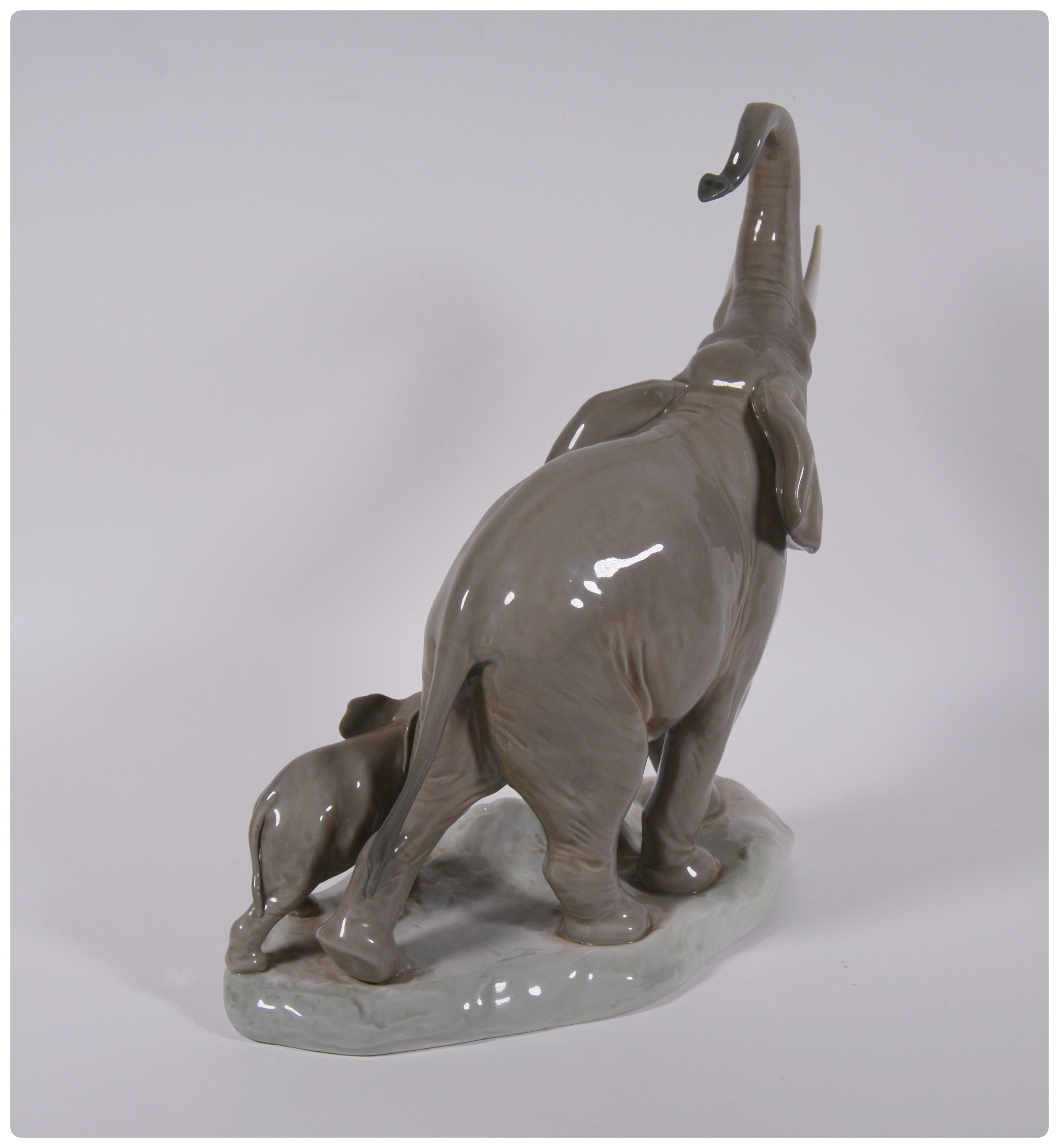 Lladró "Elephants" Retired Glazed Porcelain Figurine EBTH