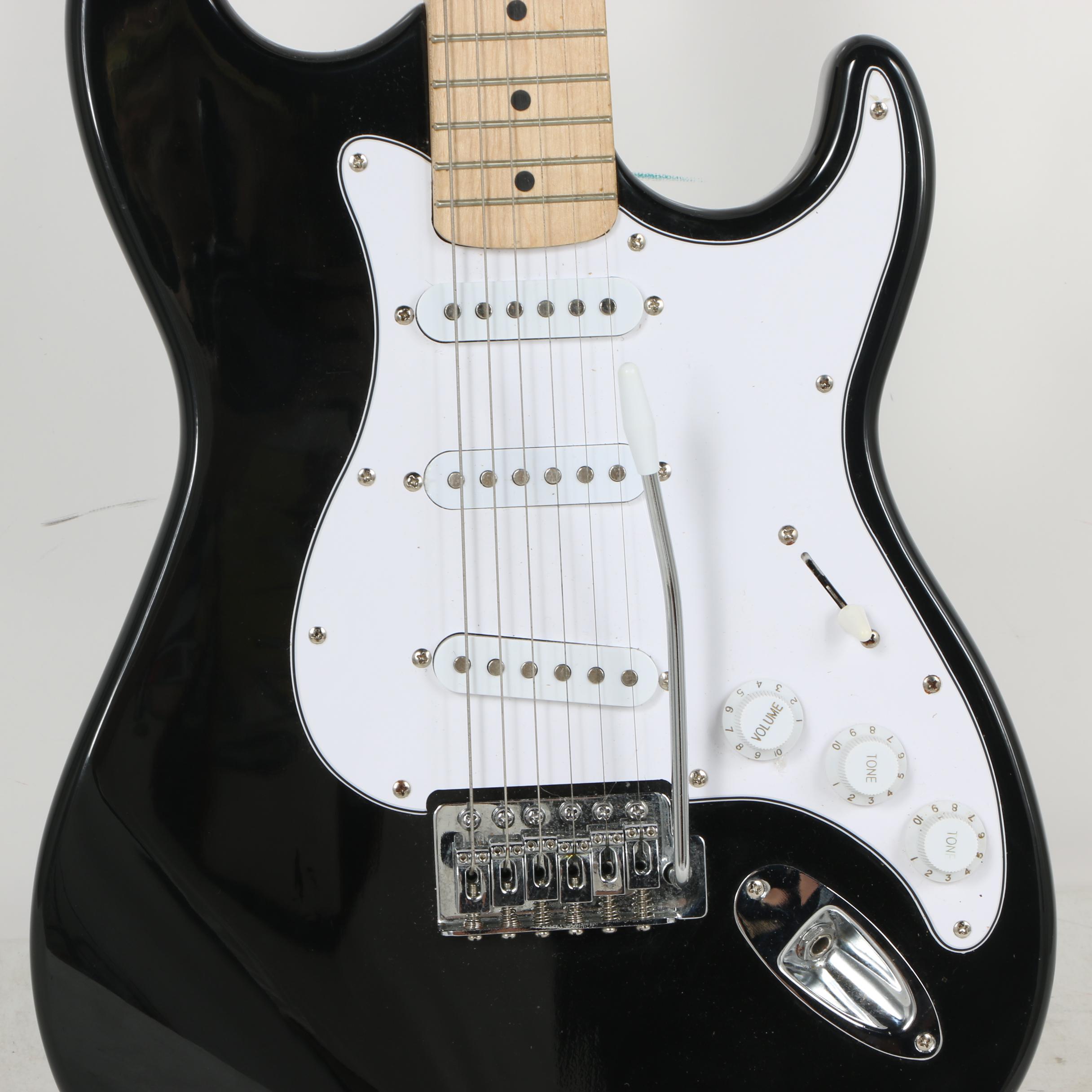 Silvertone Revolver SS11 Electric Guitar with Nylon Case EBTH