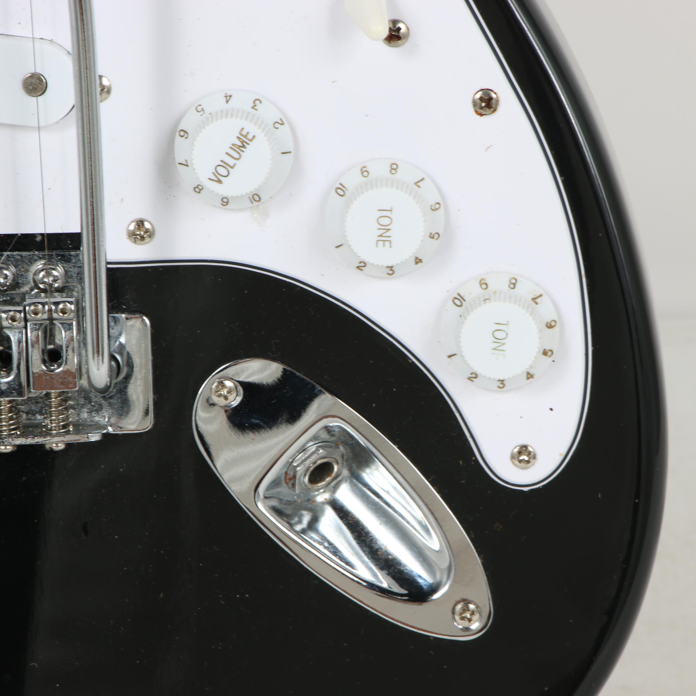 Silvertone Revolver SS11 Electric Guitar with Nylon Case EBTH