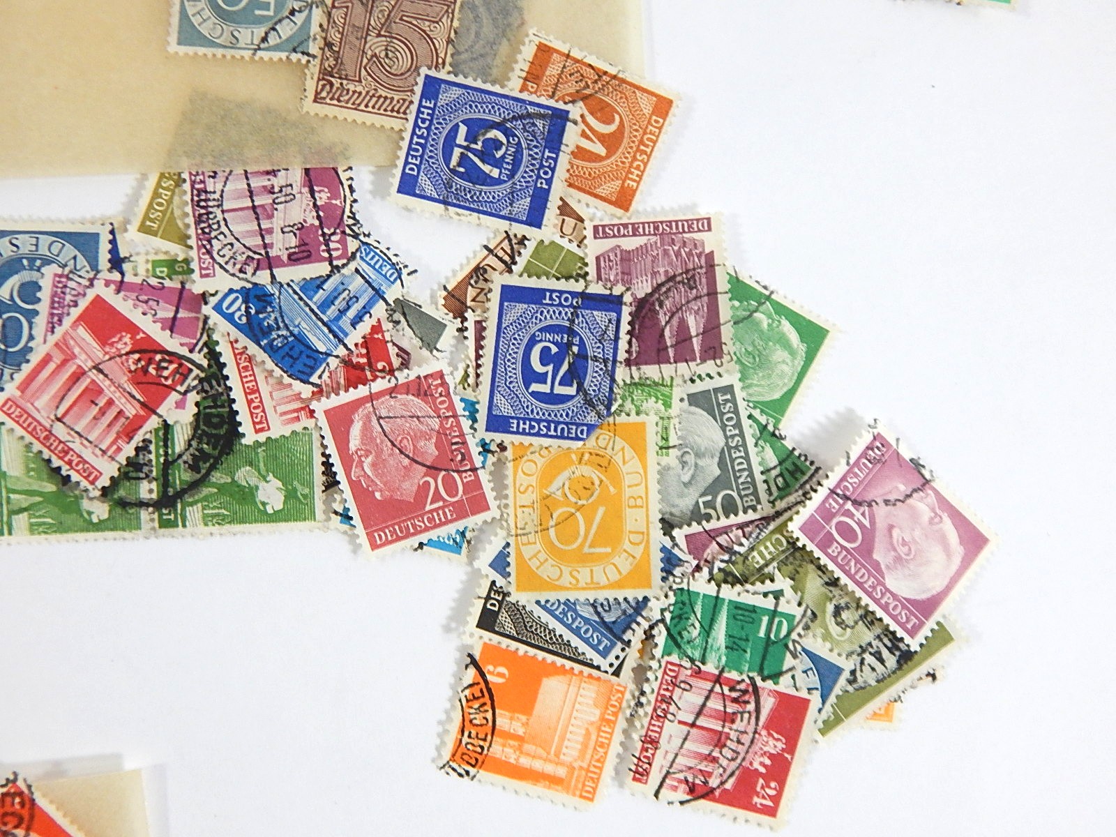 Hundreds of Loose Foreign Cancelled Postal Stamps with Mostly Germany