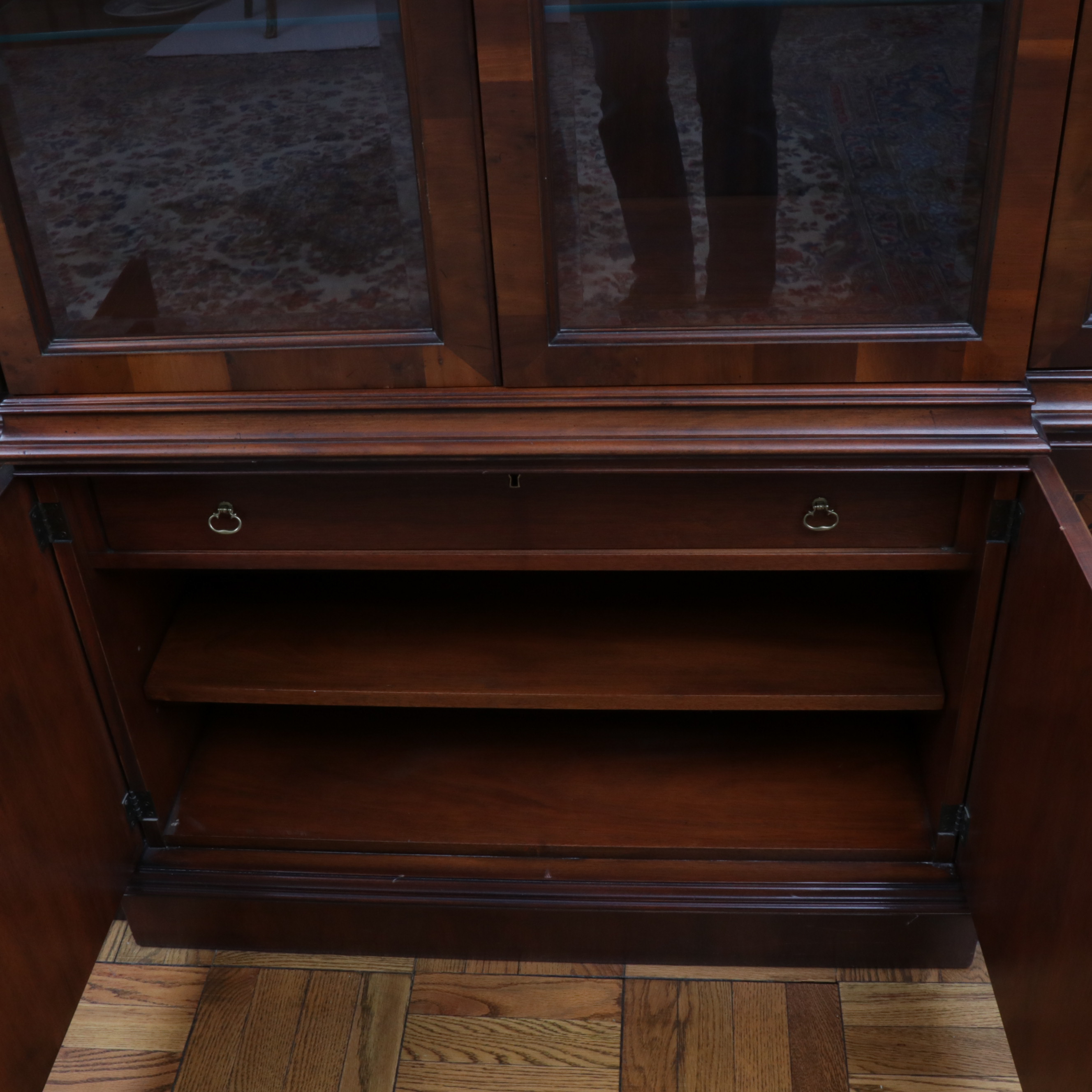 Hekman, Federal Style Mahogany and Marquetry Breakfront China