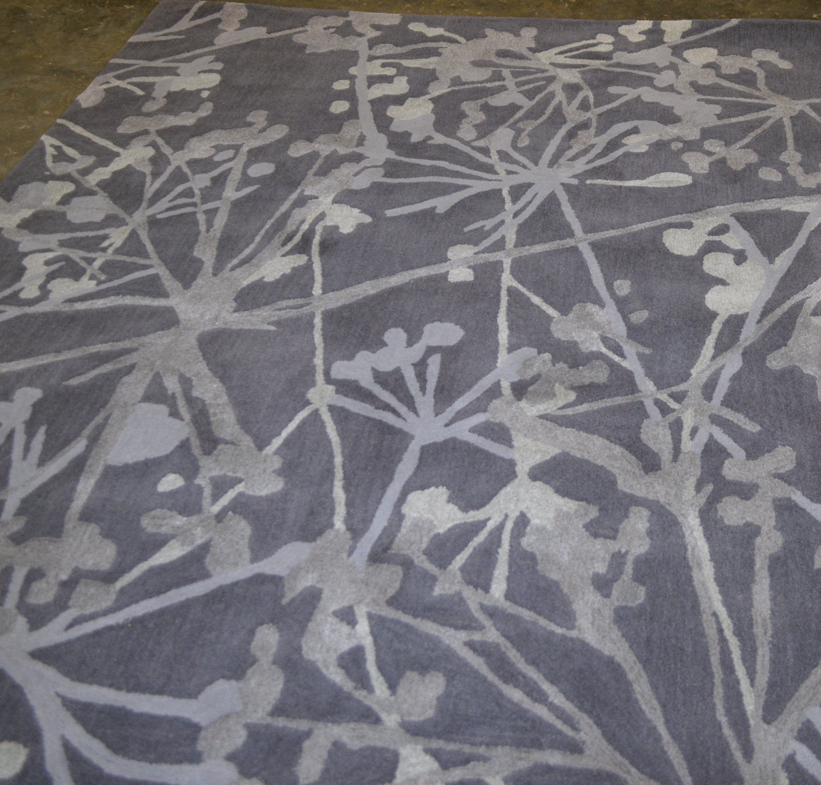 5' x 7'6 Tufted Indian Wool/Viscose Area Rug from The Rug Gallery EBTH